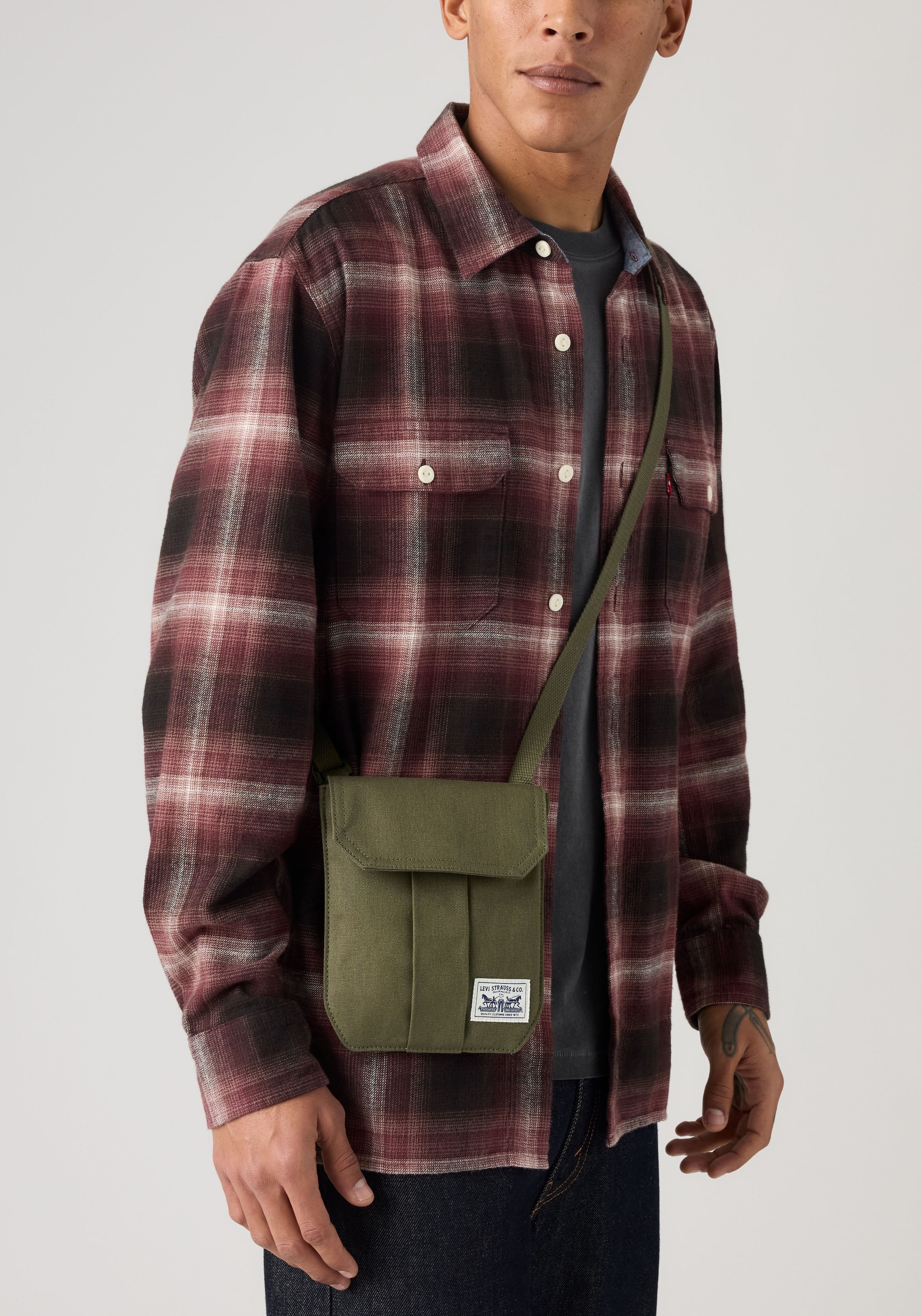 Levi's® Umhängetasche »DUBOCE CROSSBODY POUCH« mit Logo Stickerei