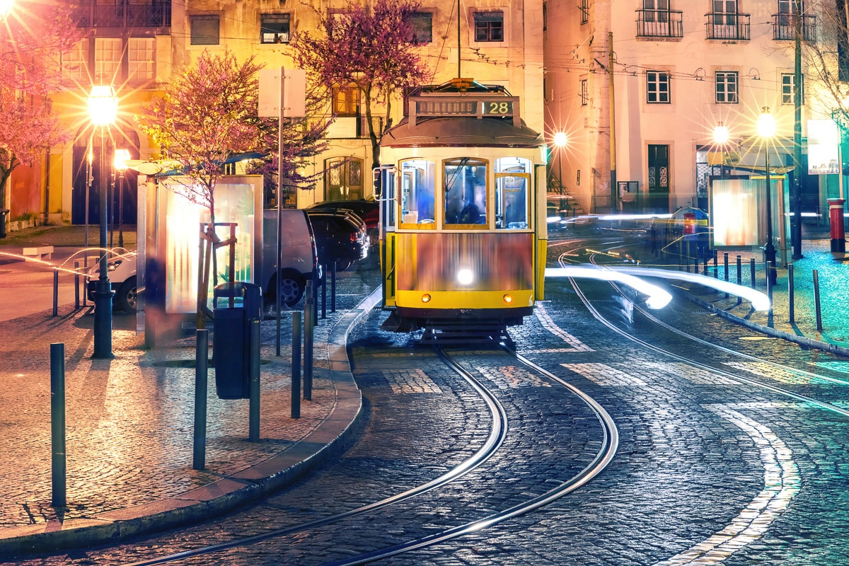 Papermoon Fototapete "Straßenbahn"