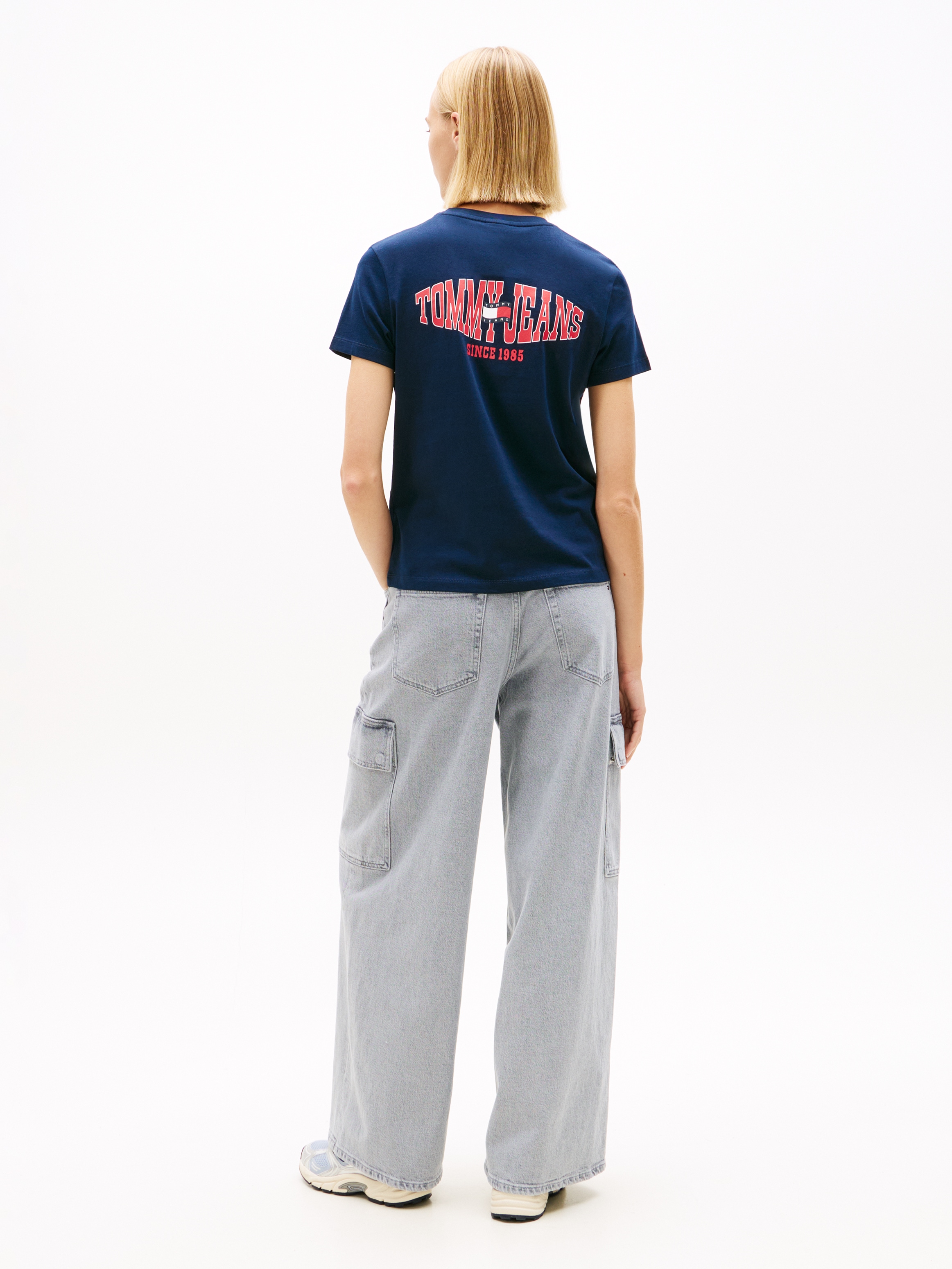 Tommy Jeans Kurzarmshirt »TJW REG WAVY FLAG SS TEE EXT« Tommy Flag-Badge auf Brust, Jersey aus reiner Baumwolle