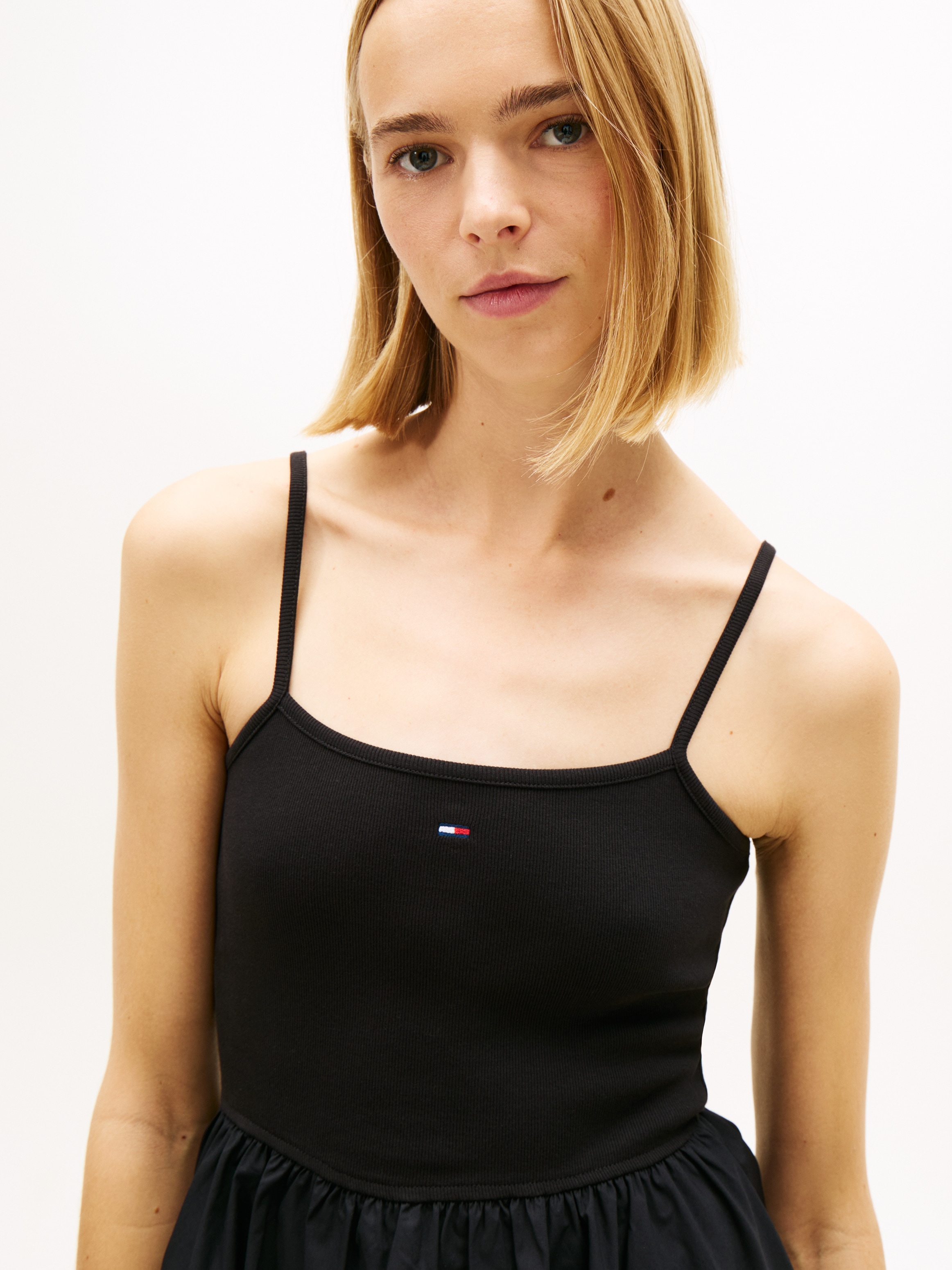 Tommy Jeans Spaghettikleid »TJW RIB POPLIN MIX STRAPPY DRESS« Eingrifftaschen Super Slim mit Falten am Rock
