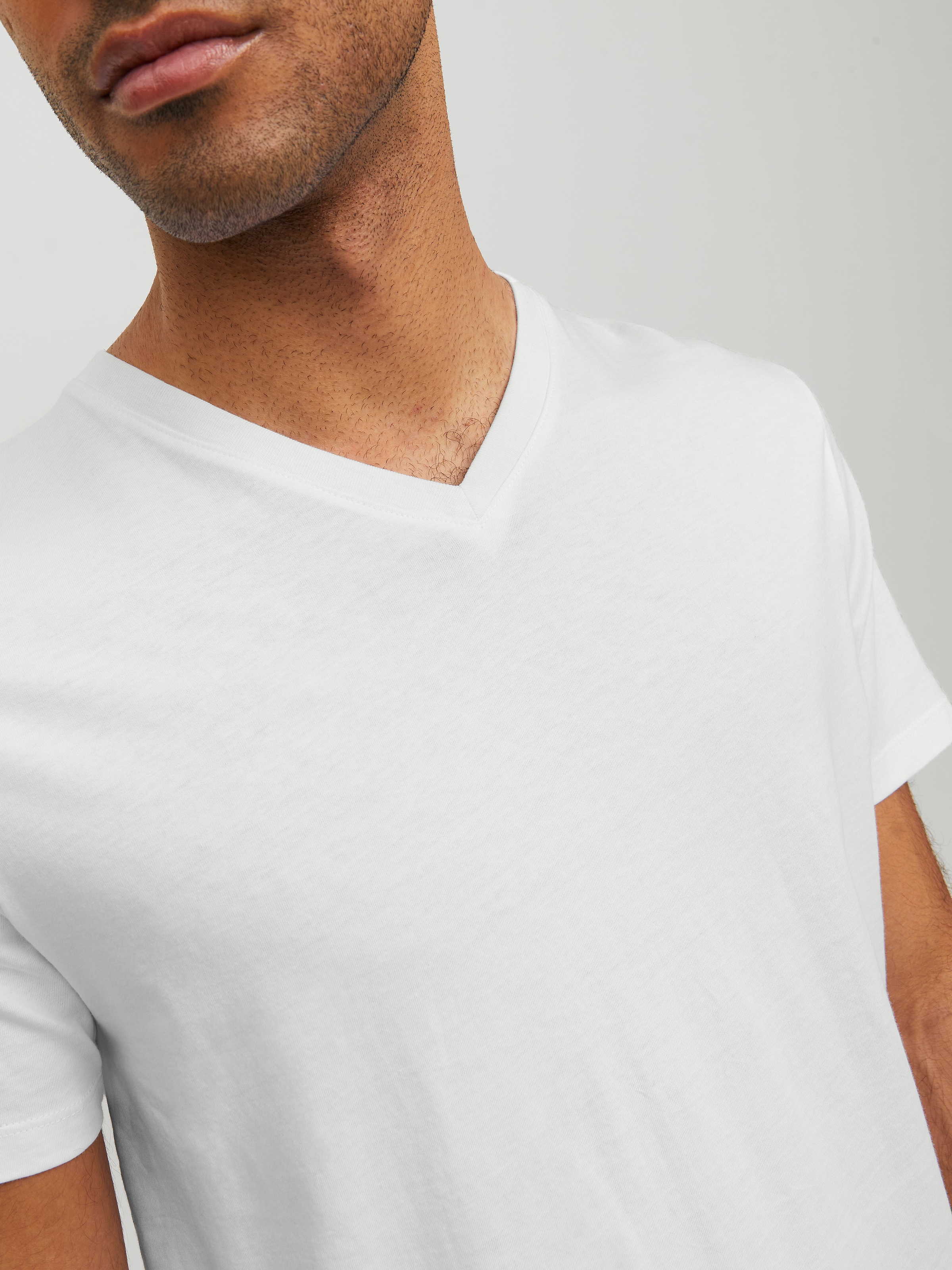 Jack & Jones V-Shirt »JJEORGANIC mit V-Ausschnitt, lässig kombinierbar, ideal für Alltag« unifarben, modisch, regular fit, Baumwolle, V-Ausschnitt