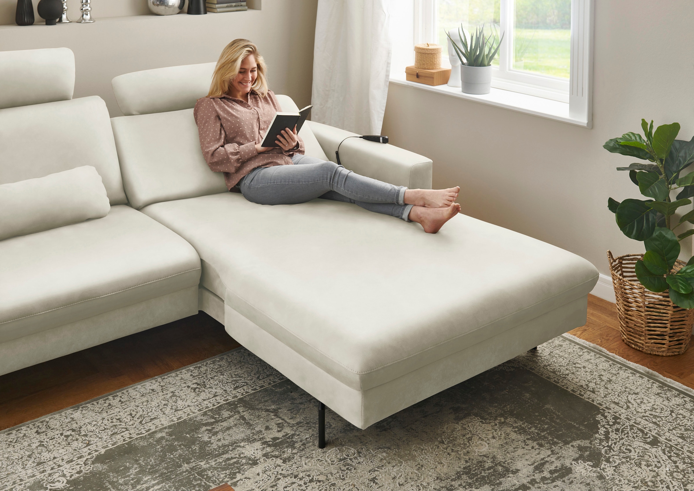 Die PlanBar Ecksofa »PN-EM20028 L-Form mit Kopfstützen«, wahlweise mit motorischem Canape