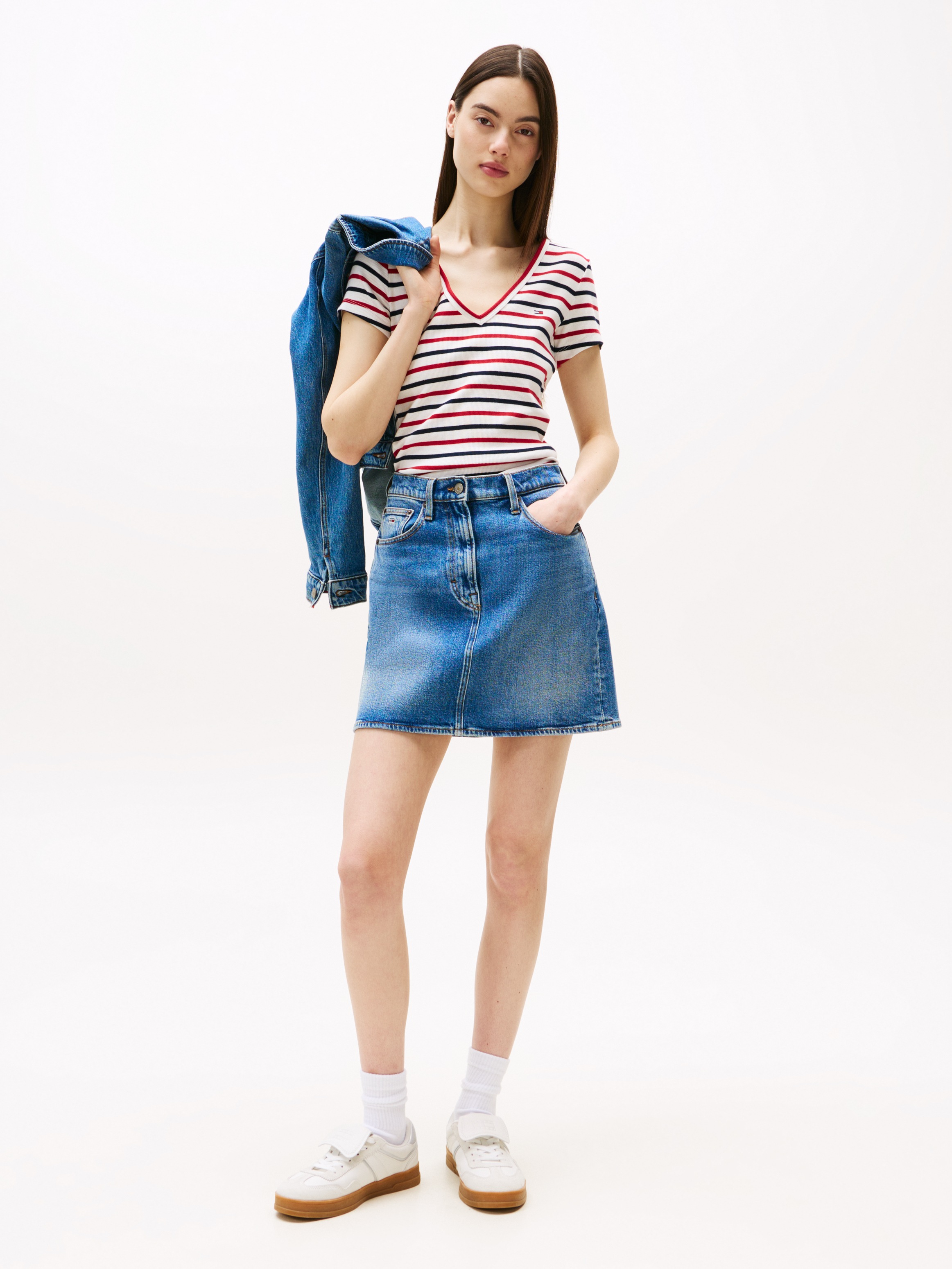 Tommy Jeans Kurzarmshirt "TJW SLIM ESSENTIAL RIB V SS" mit gerippter Strukt günstig online kaufen