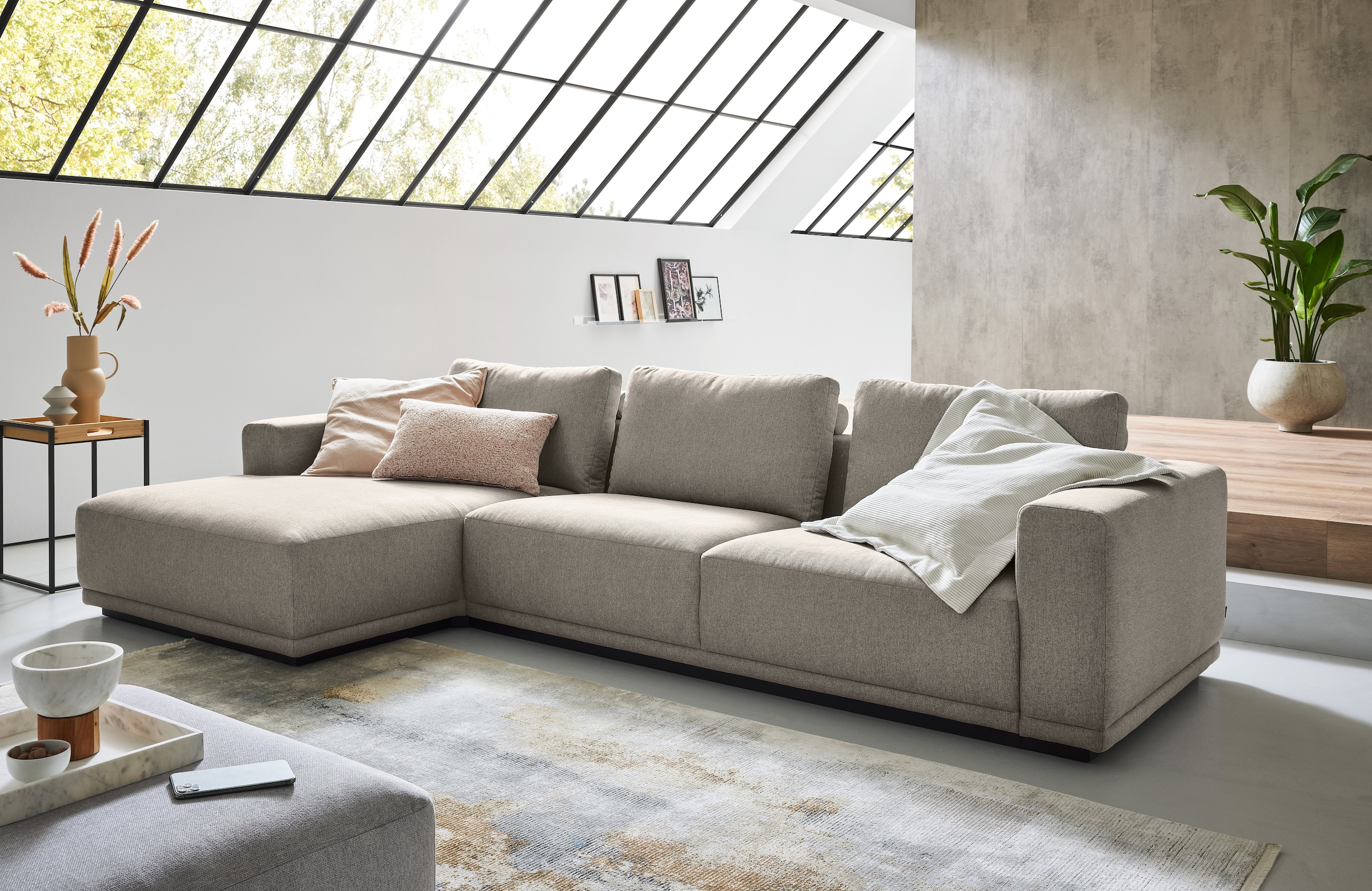 Musterring Ecksofa "JustB PM200, Holzrahmen in schwarz, wahlw. Sitzvorzug, Breite 316cm" Anreihsofa rechts & Longchair links, mit elektrischem Sitzvorzug