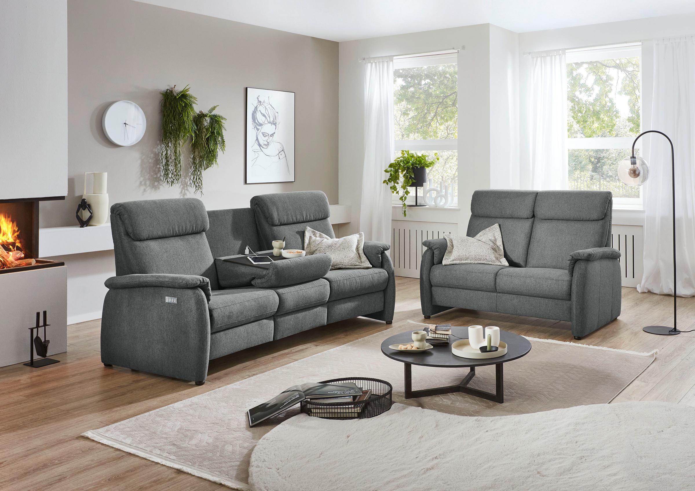 Home affaire Polstergarnitur »Turin, 2,5- & 3-Sitzer mit elektrischer Relaxfunktion« Set, 3-Sitzer mit Tischelement inkl. USB-Ladestation & Steckdose, 4 tlg. tlg. inkl. Tisch, USB & Steckdose, Federkern & pflegeleichtem Bezug