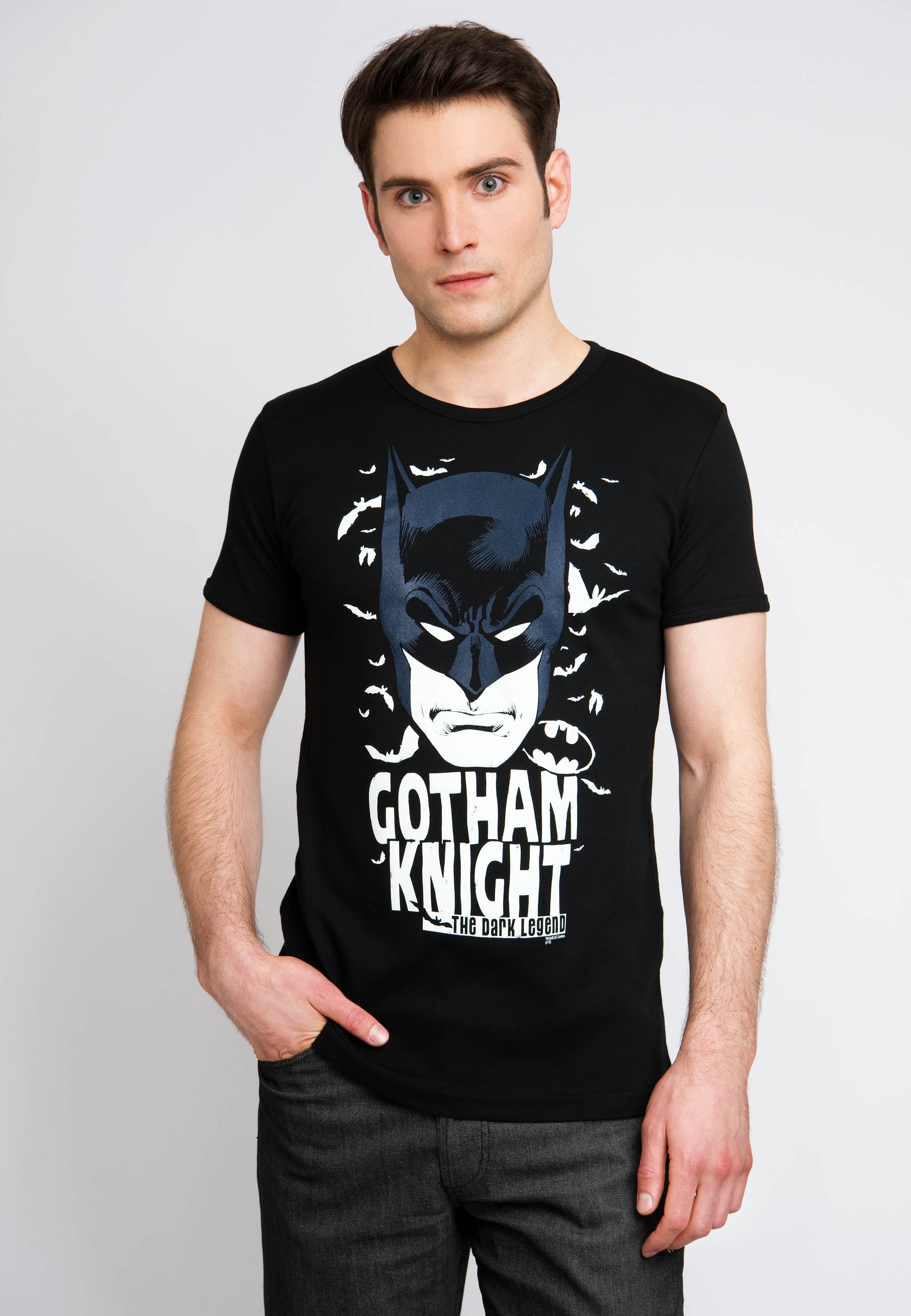 mit Frontprint coolem Knight«, »DC für LOGOSHIRT - ▷ Gotham BAUR T-Shirt Batman | Batman- -