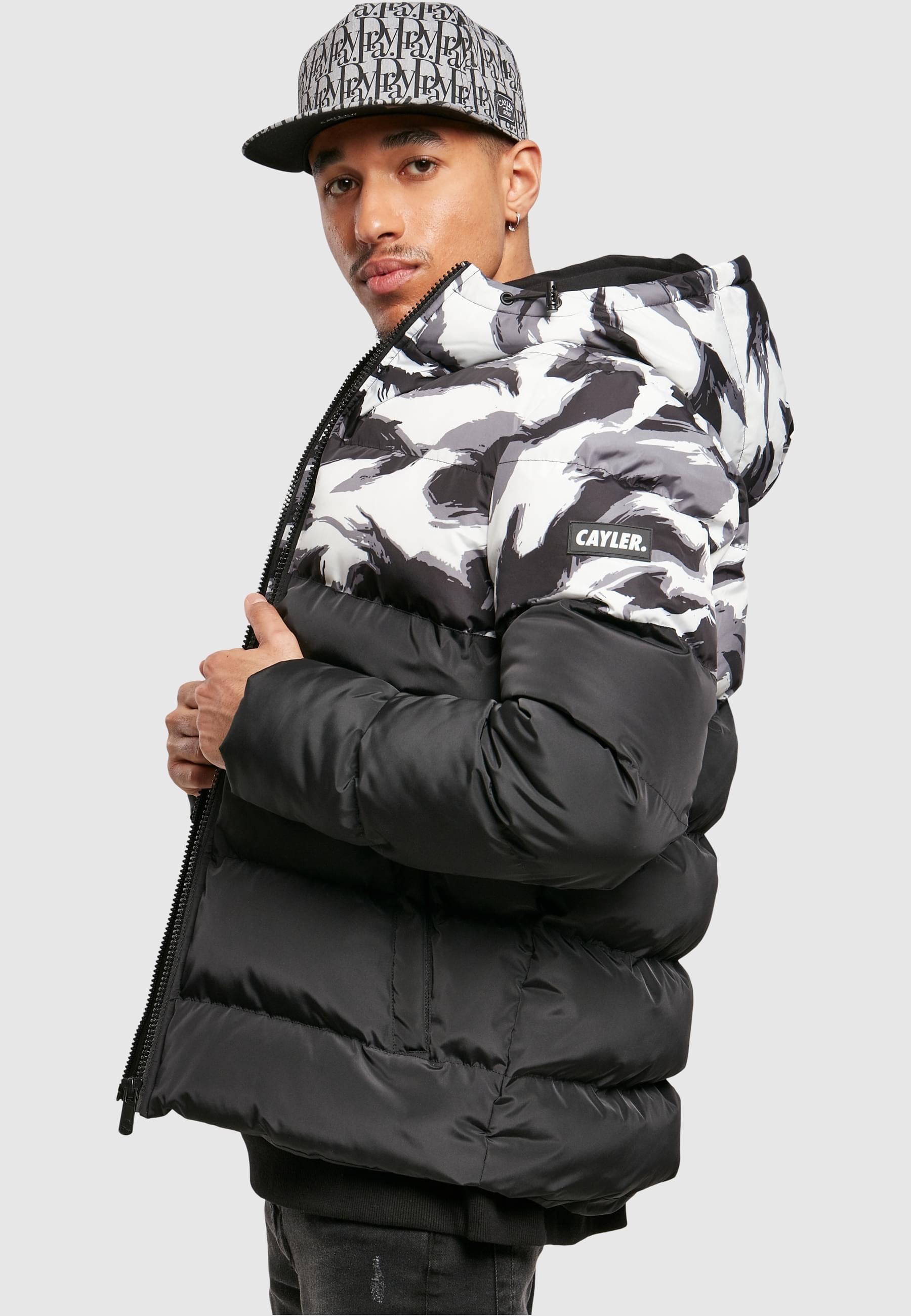CAYLER & SONS Winterjacke »Cayler & Sons Herren Statement Brushcamo Yoke Puffer Jacket«, (1 St.), mit Kapuze