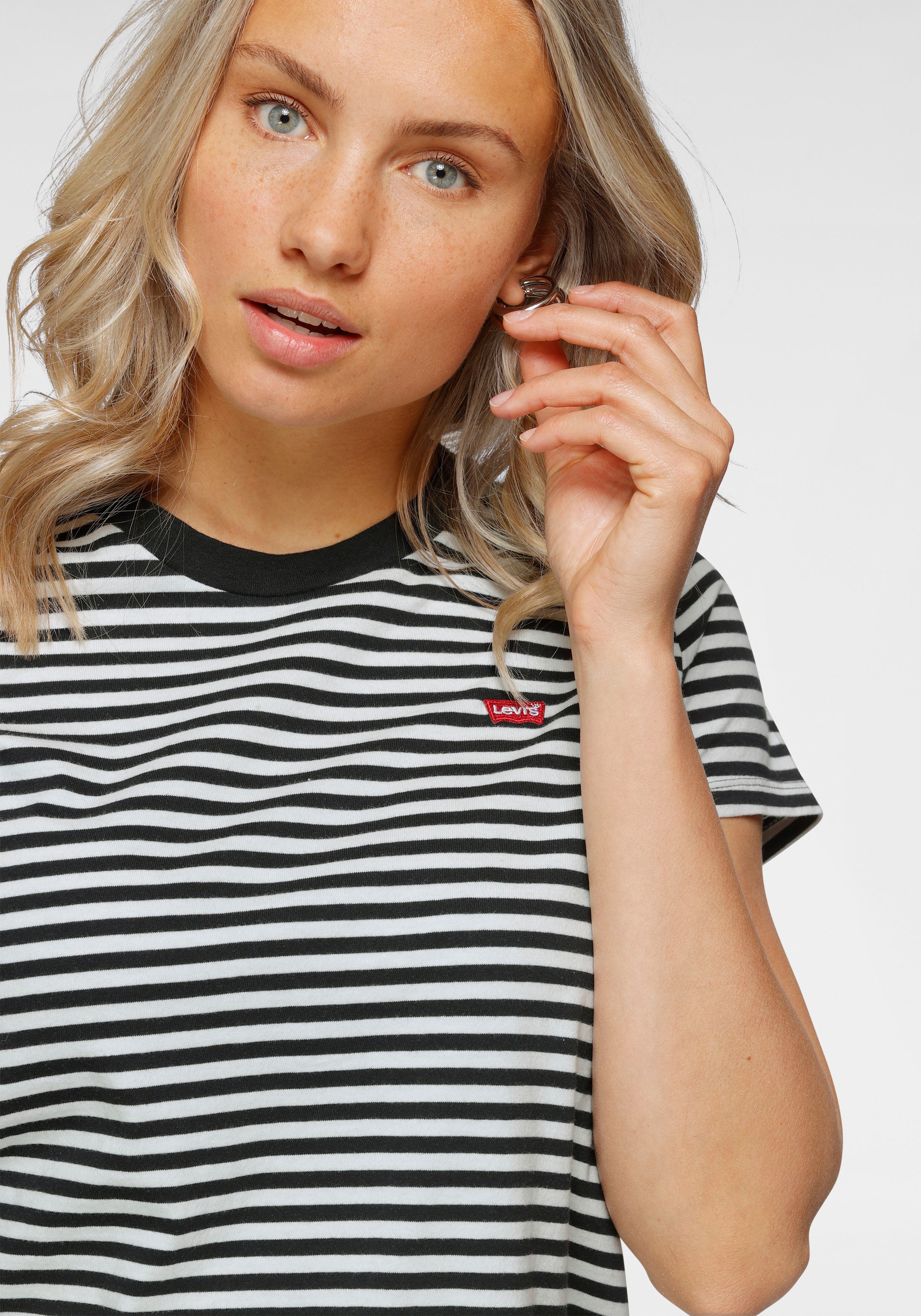 Thumbnail - Levis T-Shirt "PERFECT TEE" mit kleiner Logo-Stickerei