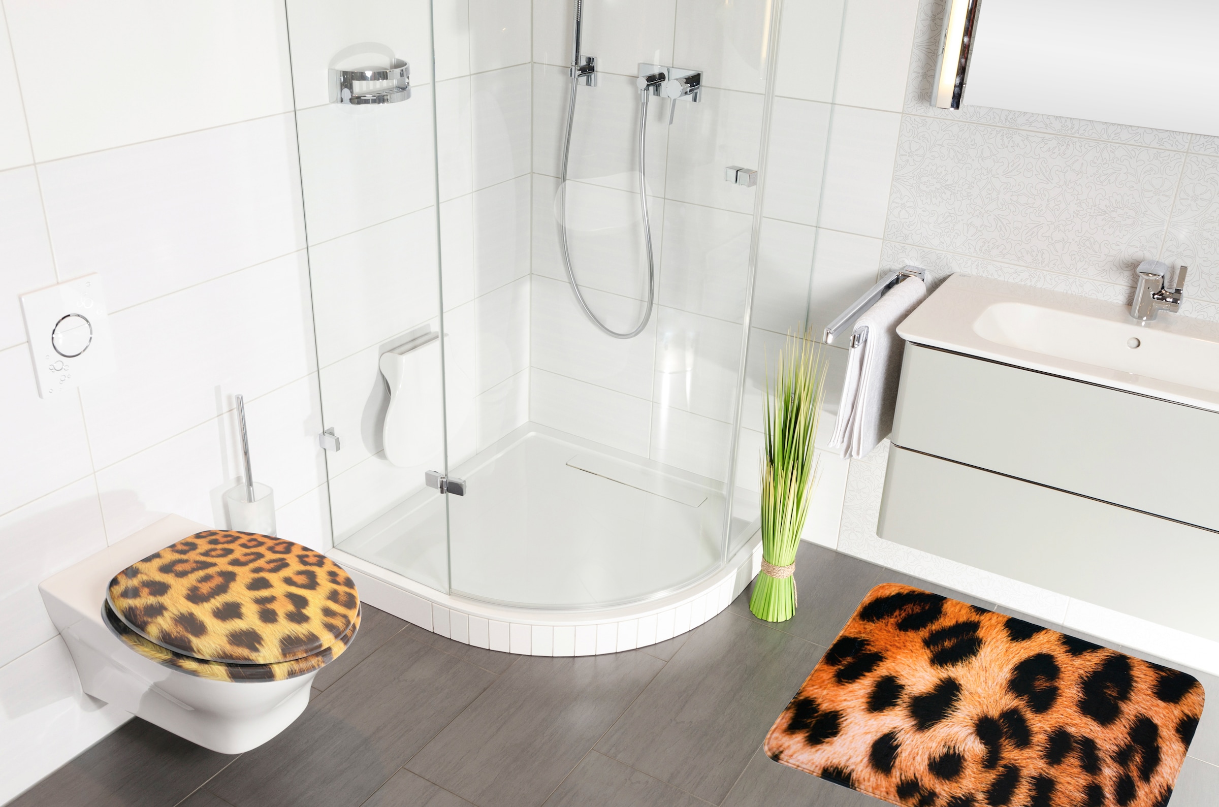 Sanilo Badaccessoire-Set »Leopardenfell«, (Komplett-Set, 3 tlg.), bestehend aus WC-Sitz, Badteppich und Waschbeckenstöpsel