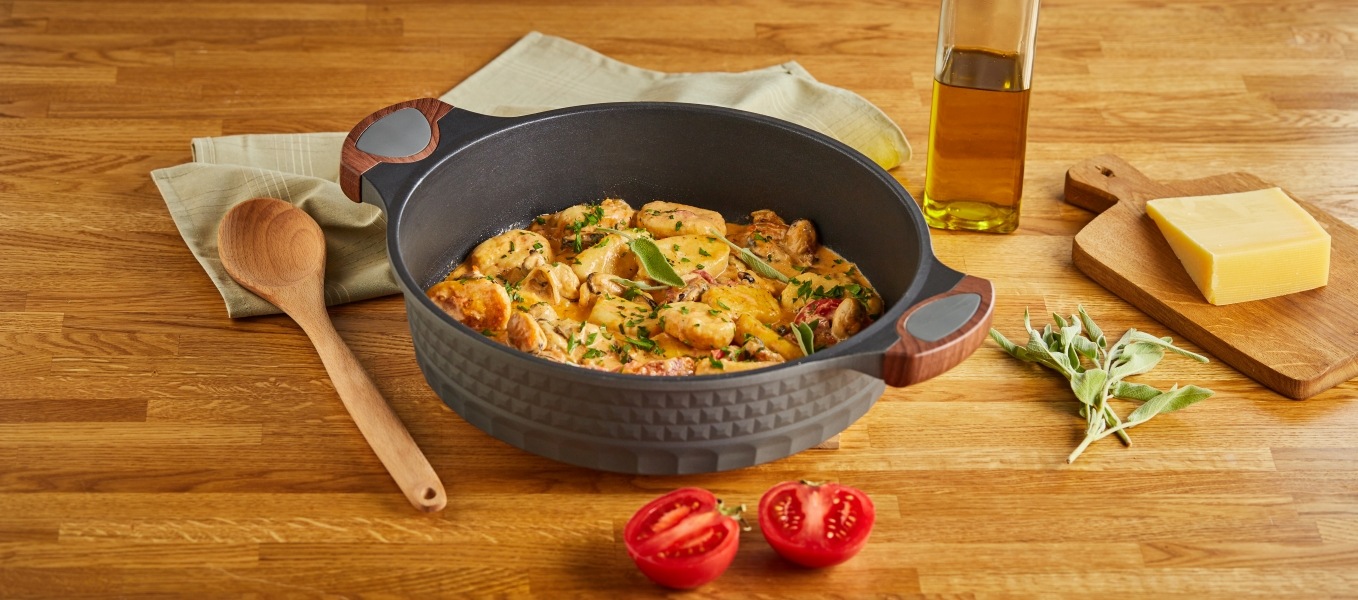 RESTO Kitchenware Kochtopf »Capella, Schmortopf antihaftbeschichtet und spülmaschinenfest«, Aluminiumguss, (2 tlg.), mit Glasdeckel und stoßdämpfendem Silikonrand, im Geschenkkarton