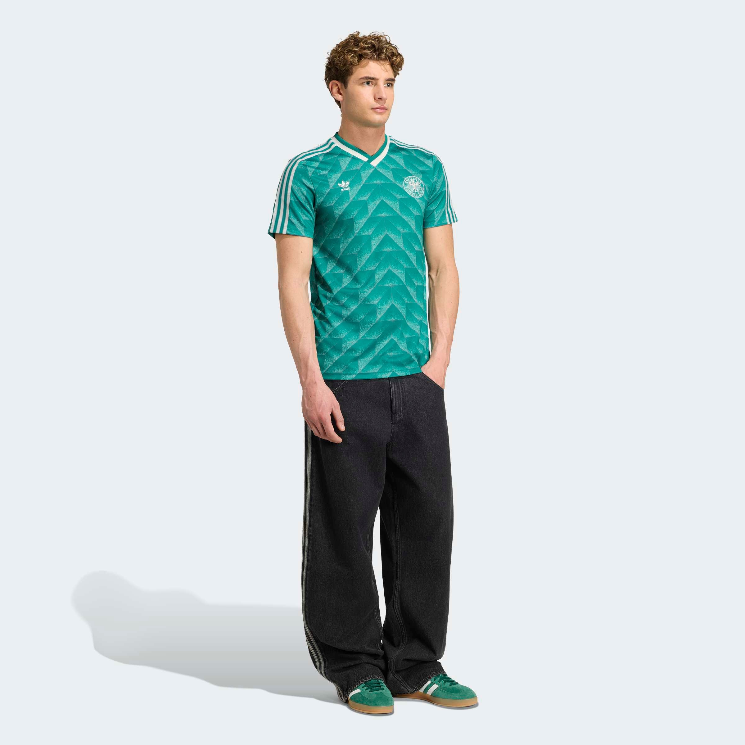 adidas Performance Fußballtrikot »DEUTSCHLAND 1990 AUSWÄRTSTRIKOT« schmale Passform, mit V-Ausschnitt, Doppelstrick-Konstruktion