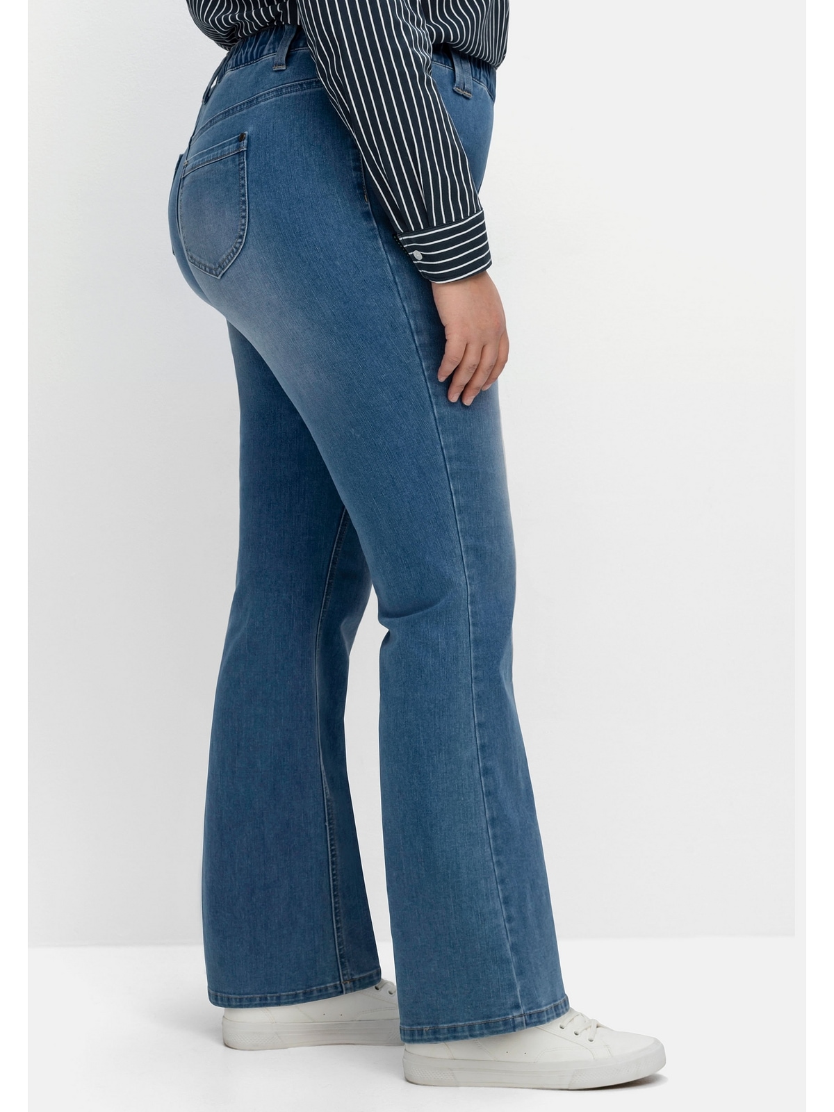 Sheego Größen«, mit »Große kaufen | Bootcut-Jeans online Gummibund und BAUR Kontrastnähten