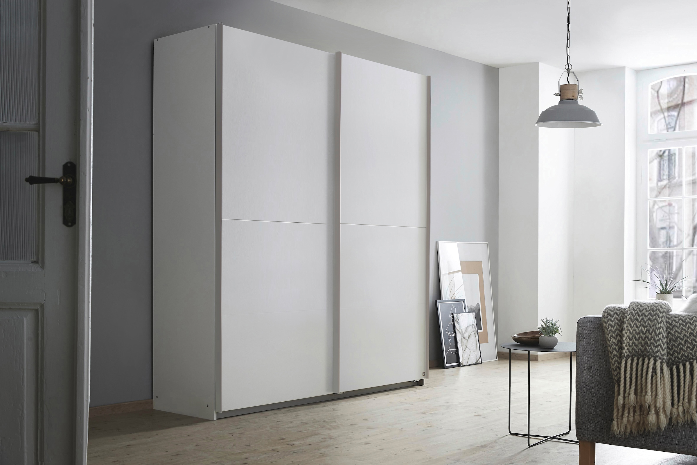 rauch Schwebetürenschrank »Kleiderschrank Schrank Garderobe SATURN mit 3 Ausstattungsvarianten«, 3 verschiedene Ausstattungsvarianten Griffe aus Metall MADE IN GERMANY