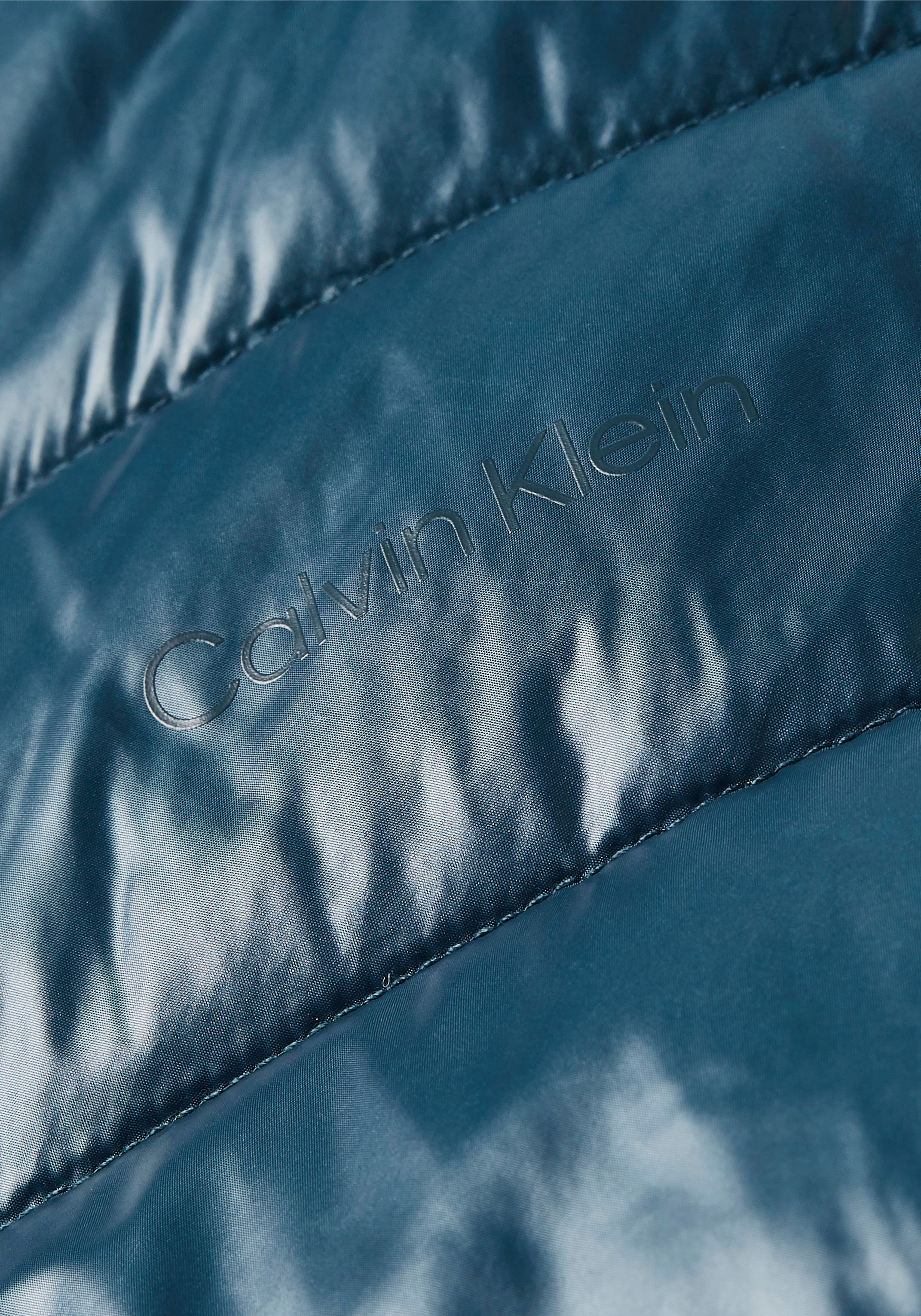 Calvin Klein Steppmantel »ESSENTIAL RECYCLED PADDED COAT«, mit dezentem Calvin Klein Branding