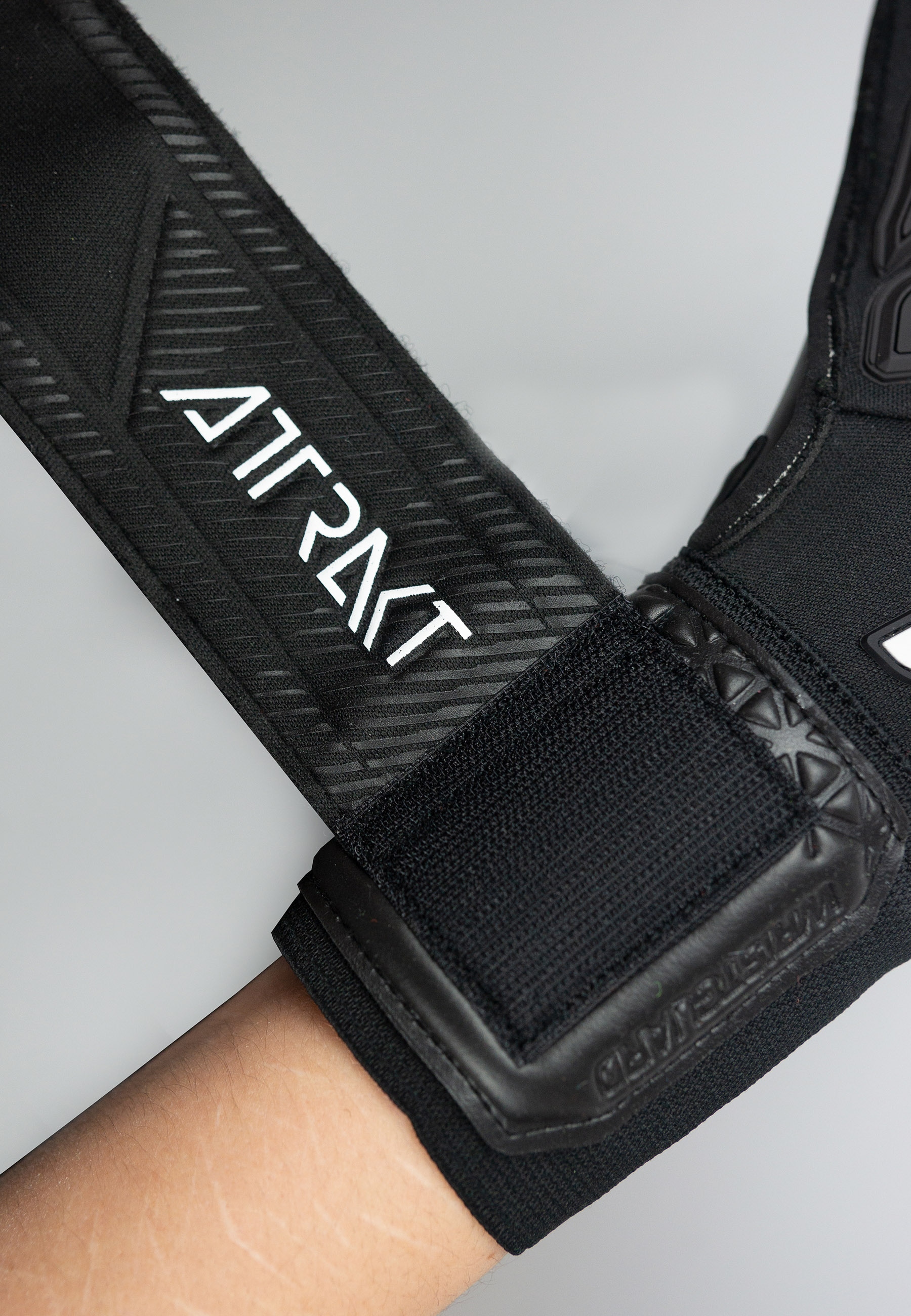 Reusch Torwarthandschuhe »Attrakt Freegel Infinity Resistor«, mit optimalem Grip