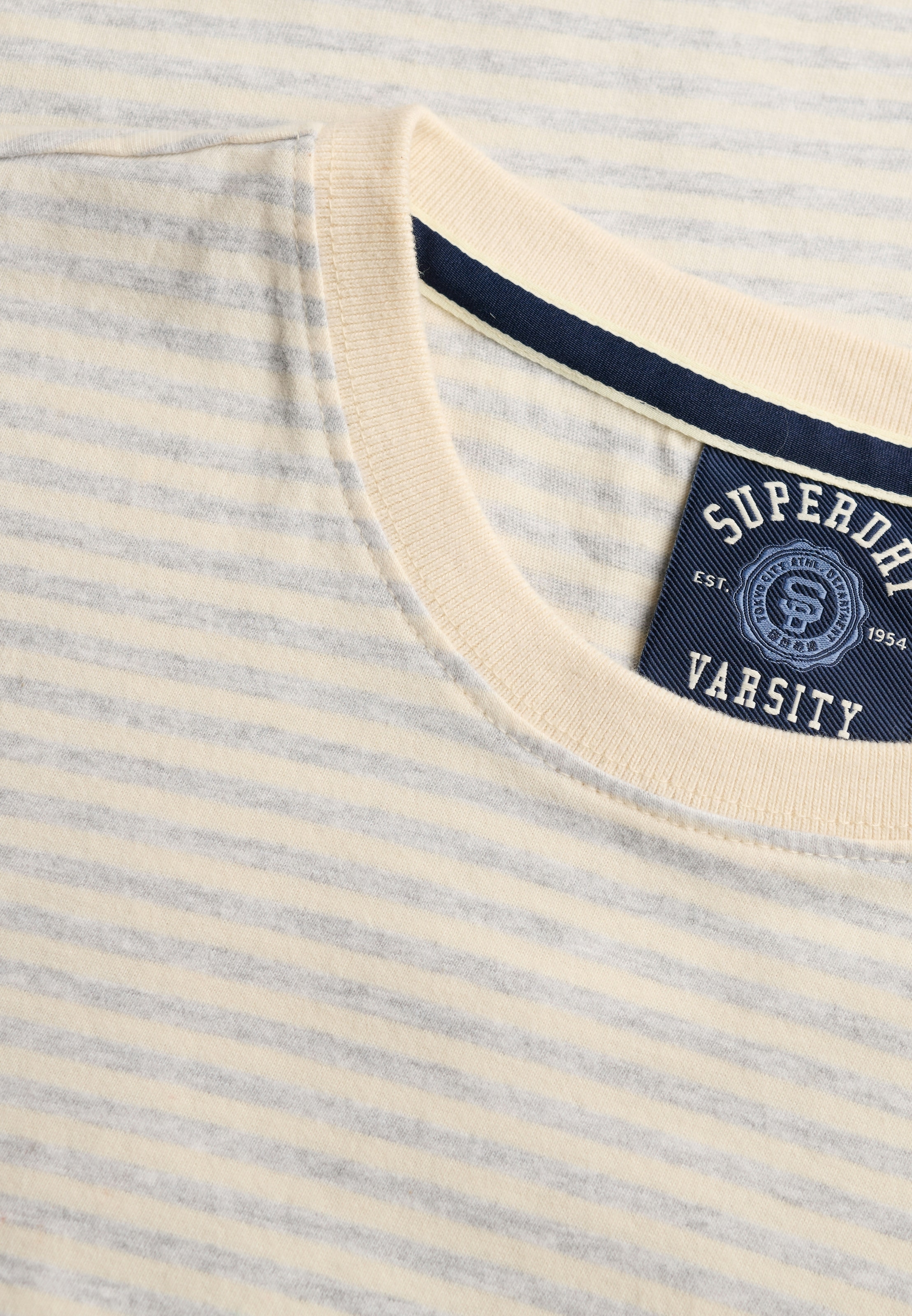 Superdry T-Shirt »ESSENTIAL LOGO STR FITTED TEE« angenehmes Tragegefühl durch besonders weiche Haptik