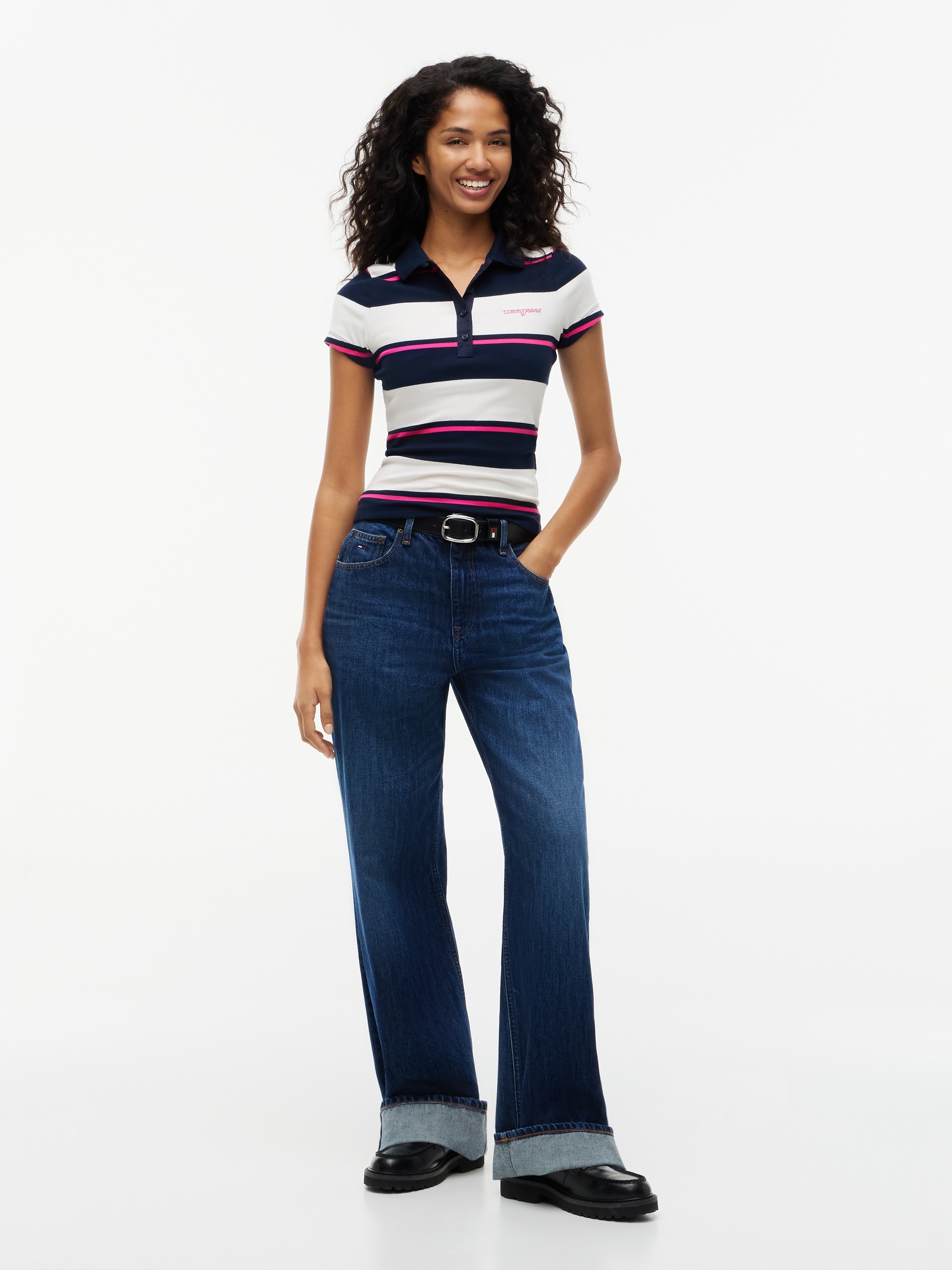 Tommy Jeans Poloshirt »TJW SLIM SCRIPT RIB SS POLO« Baumwollmischung, slim fit, figurbetont, in gerippter Struktur