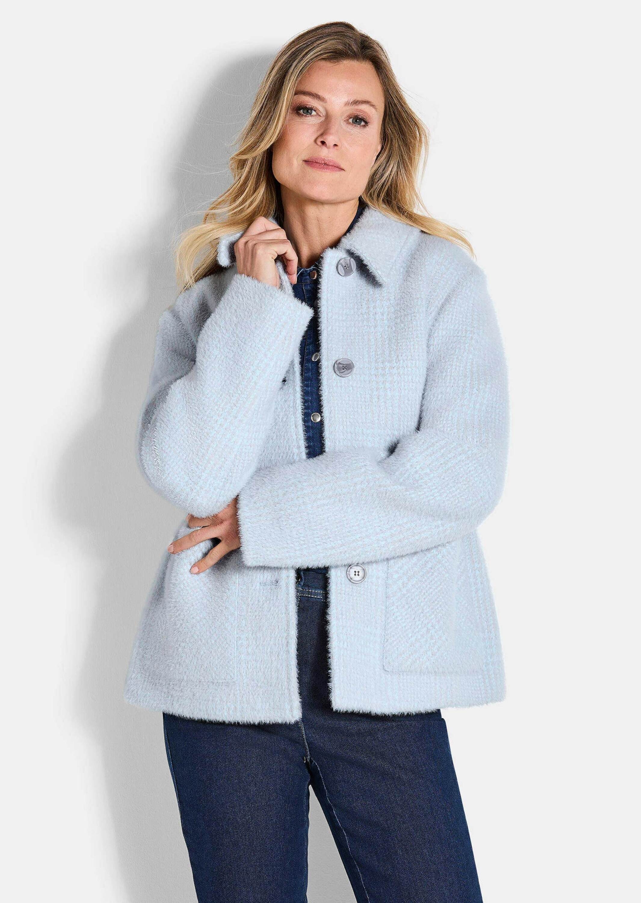 Kurzjacke GOLDNER "Kurzgröße Flauschige Winterjacke mit Hemdkragen", Damen, Gr. 19, grau (grau, blau, gemustert), Obermaterial: 63% Polyamid PA. 37% Polyester PES., figurumspielend, Jacken Kurzjacke, Mit farbharmonischem Karo 2