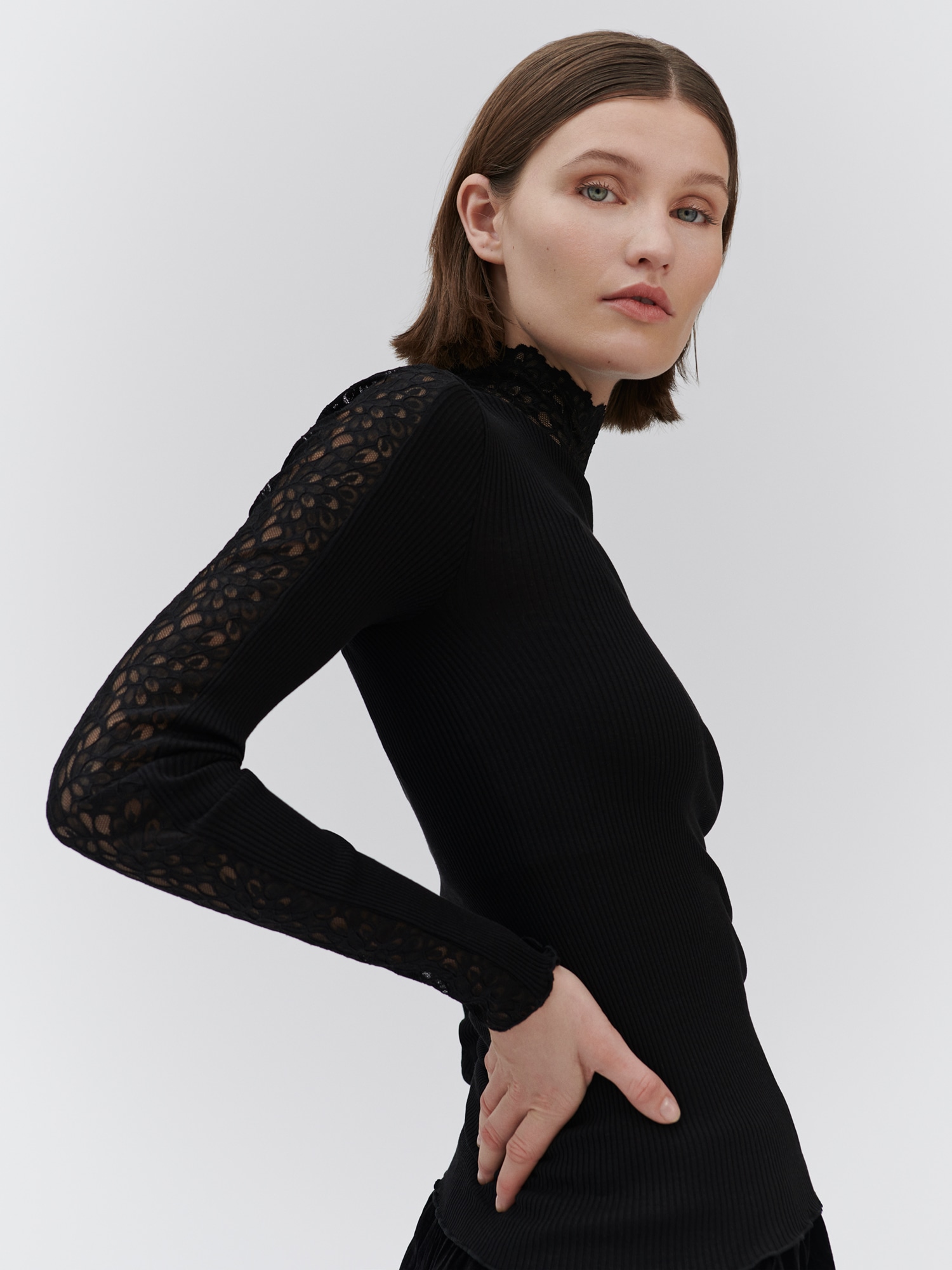 rosemunde Longsleeve »Beatha lace longsleeve«, Wunderschöne durchlaufende Vintage-Spitze an Kragen und Ärmeln