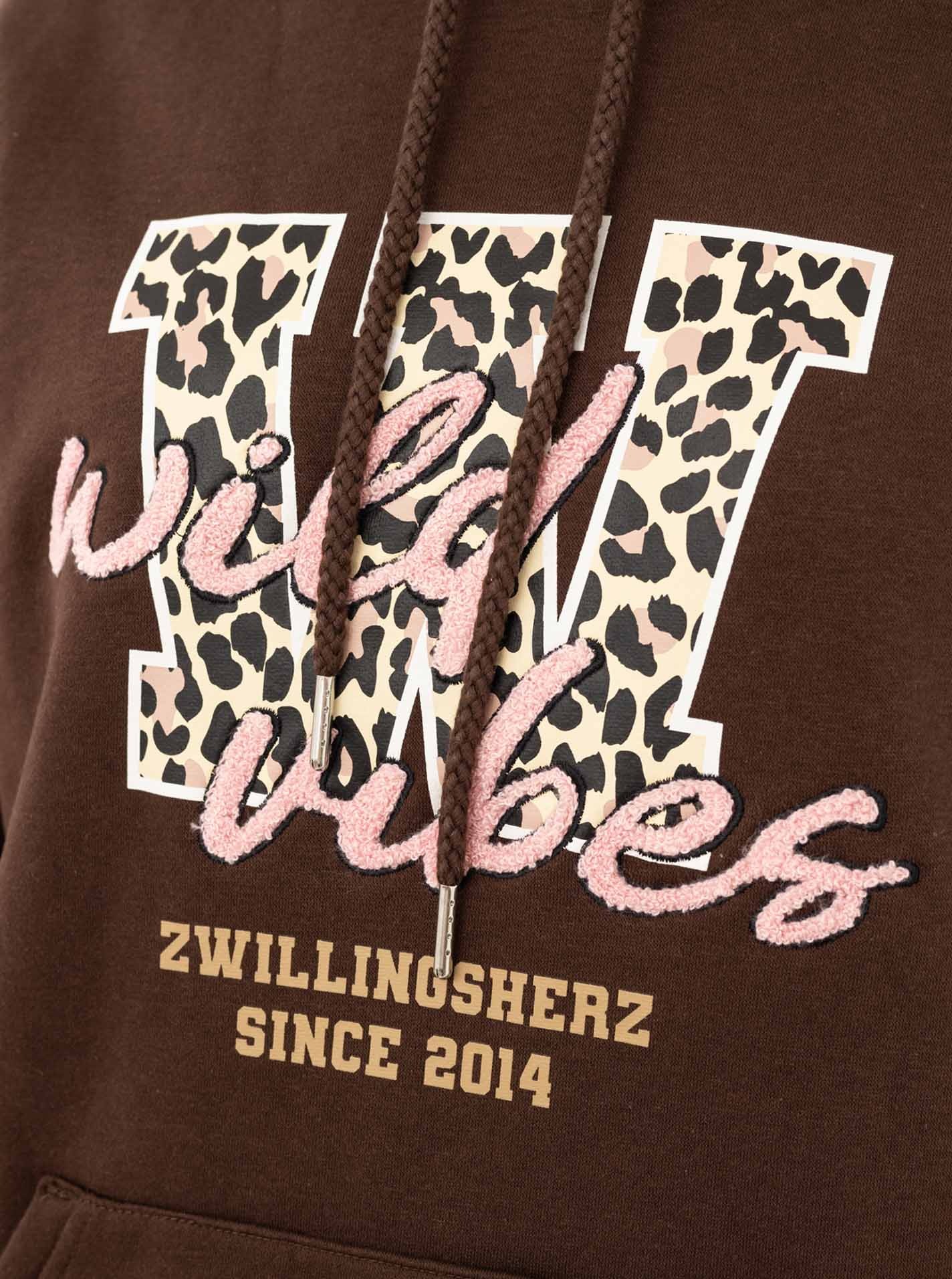 Zwillingsherz Hoodie »"Wild Vibes College"«, Frontmotiv, Leo Details, Kapuze mit Kordel, Streifen am Arm
