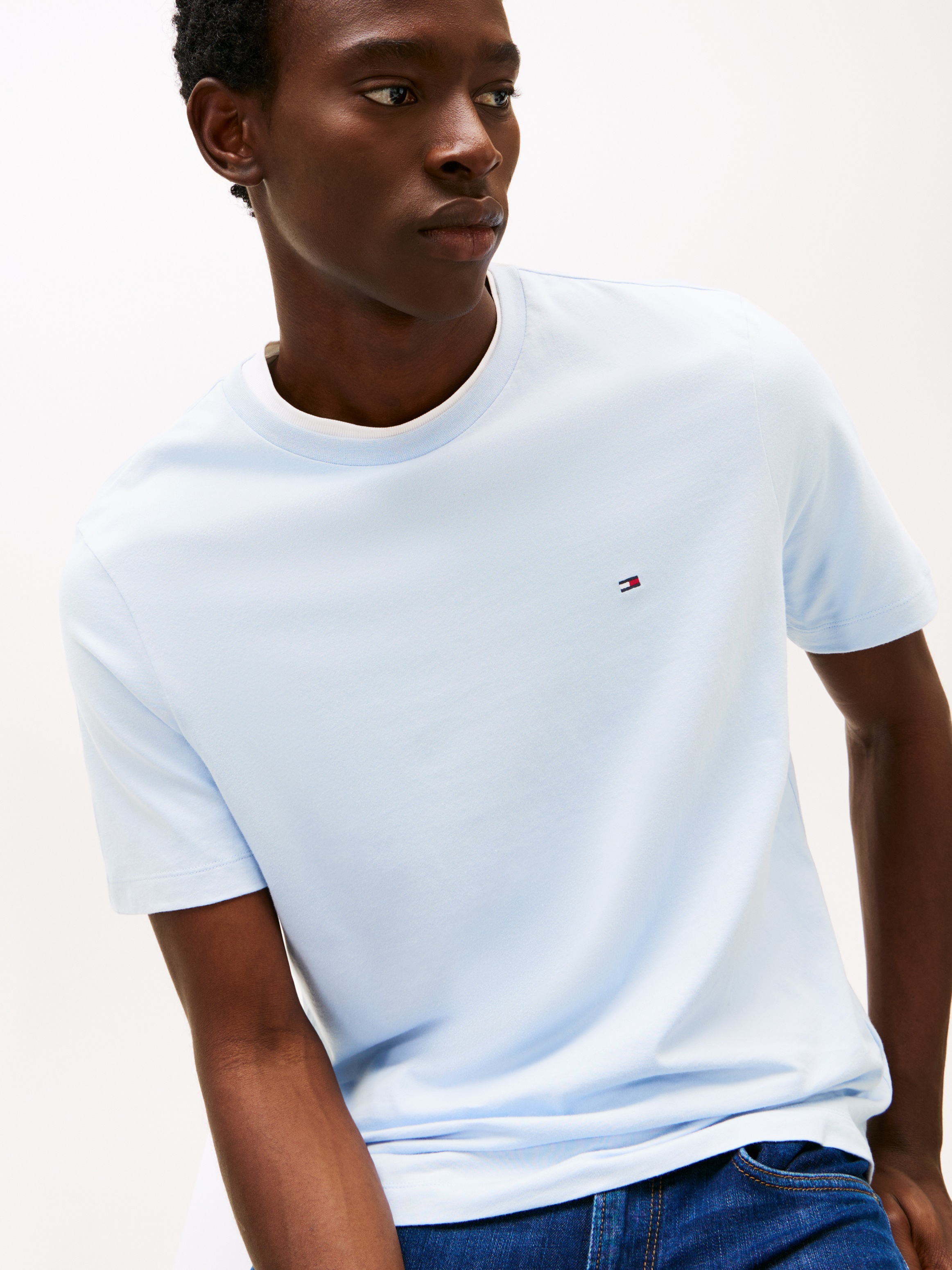 Tommy Hilfiger T-Shirt »ESSENTIAL REG FIT SOLID TEE mit Stickerei und Rundhals«, unifarben, casual, regular fit, Baumwolle, Rundhals