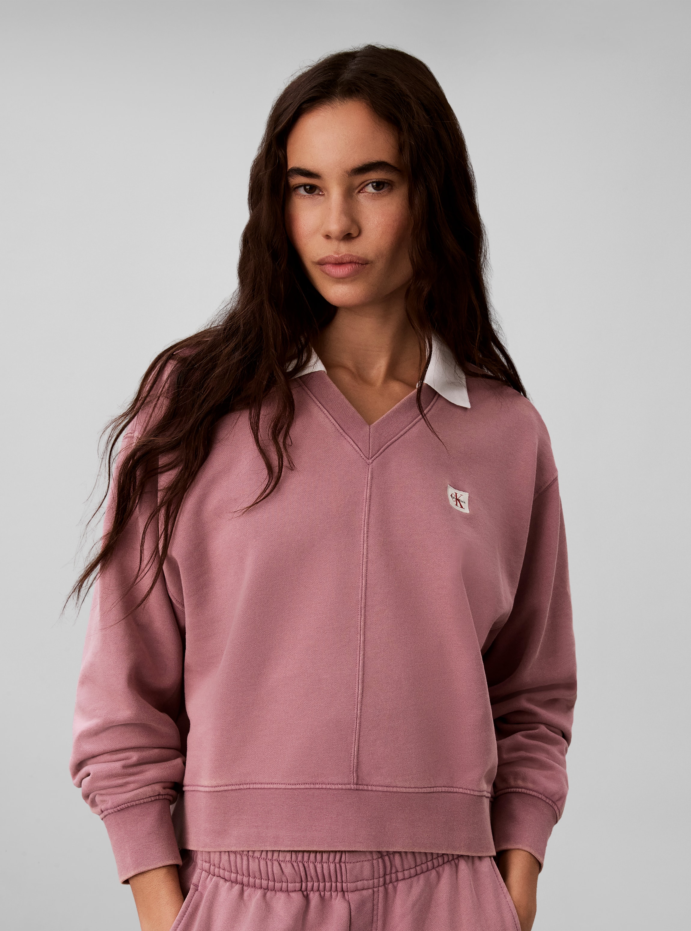 Calvin Klein Jeans Sweatshirt "WOVEN LABEL TERRY V-NECK", Regular fit mit V-Ausschnitt