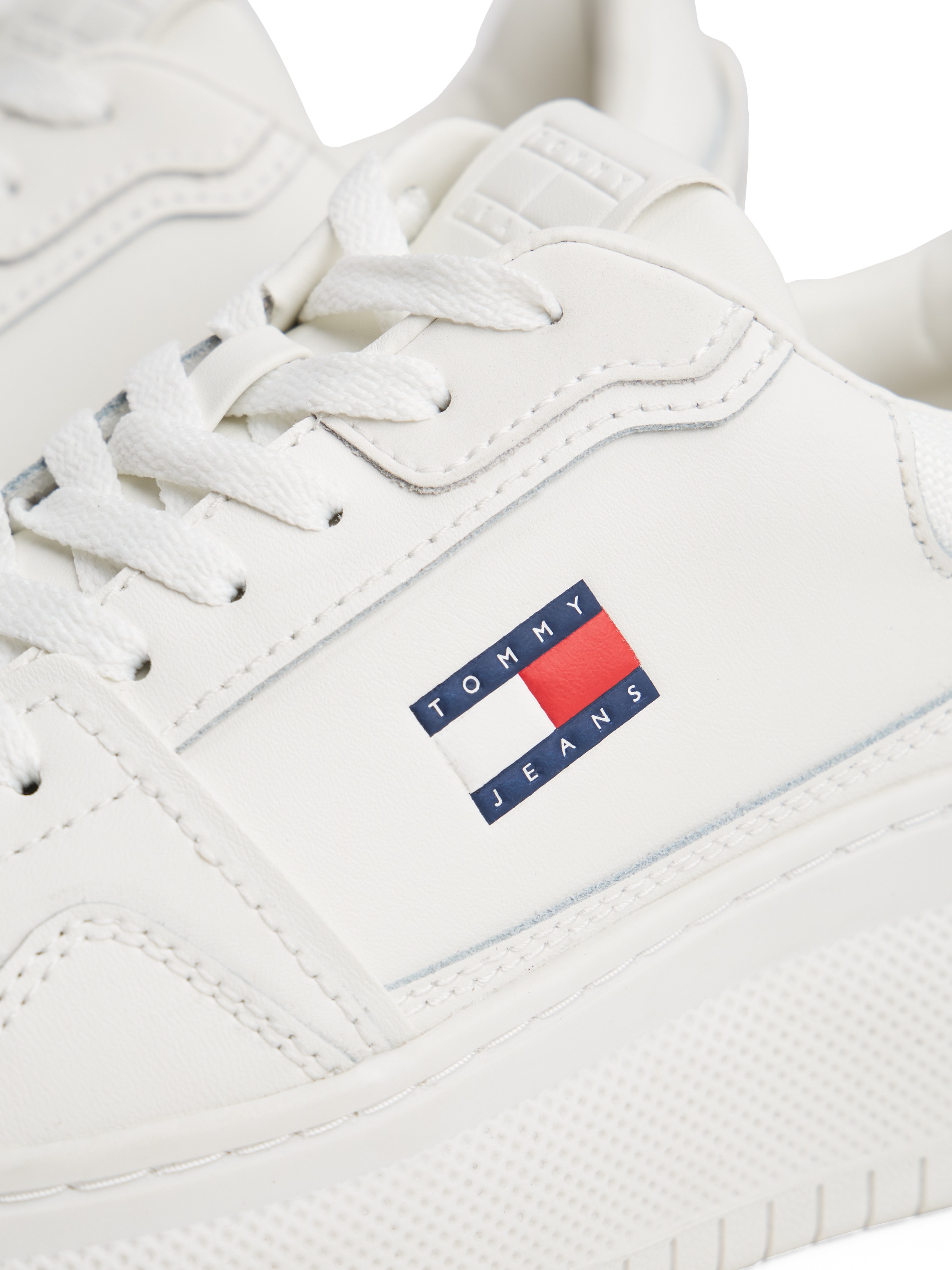 Tommy Jeans Keilsneaker »TJW RETRO BASKET FLATFORM«, Plateau, Freizeitschuh, Schnürschuh, mit Lochmuster, im Basket-Look