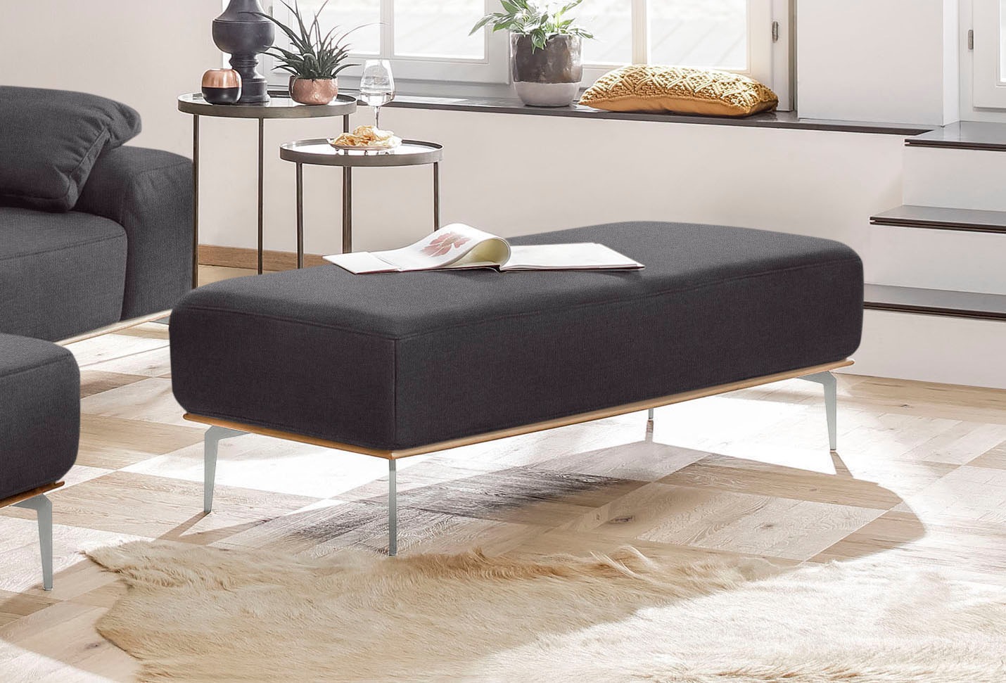 W.SCHILLIG Polsterhocker mit elegantem Holzsockel, Füße in Chrom glänzend, Breite 150 cm