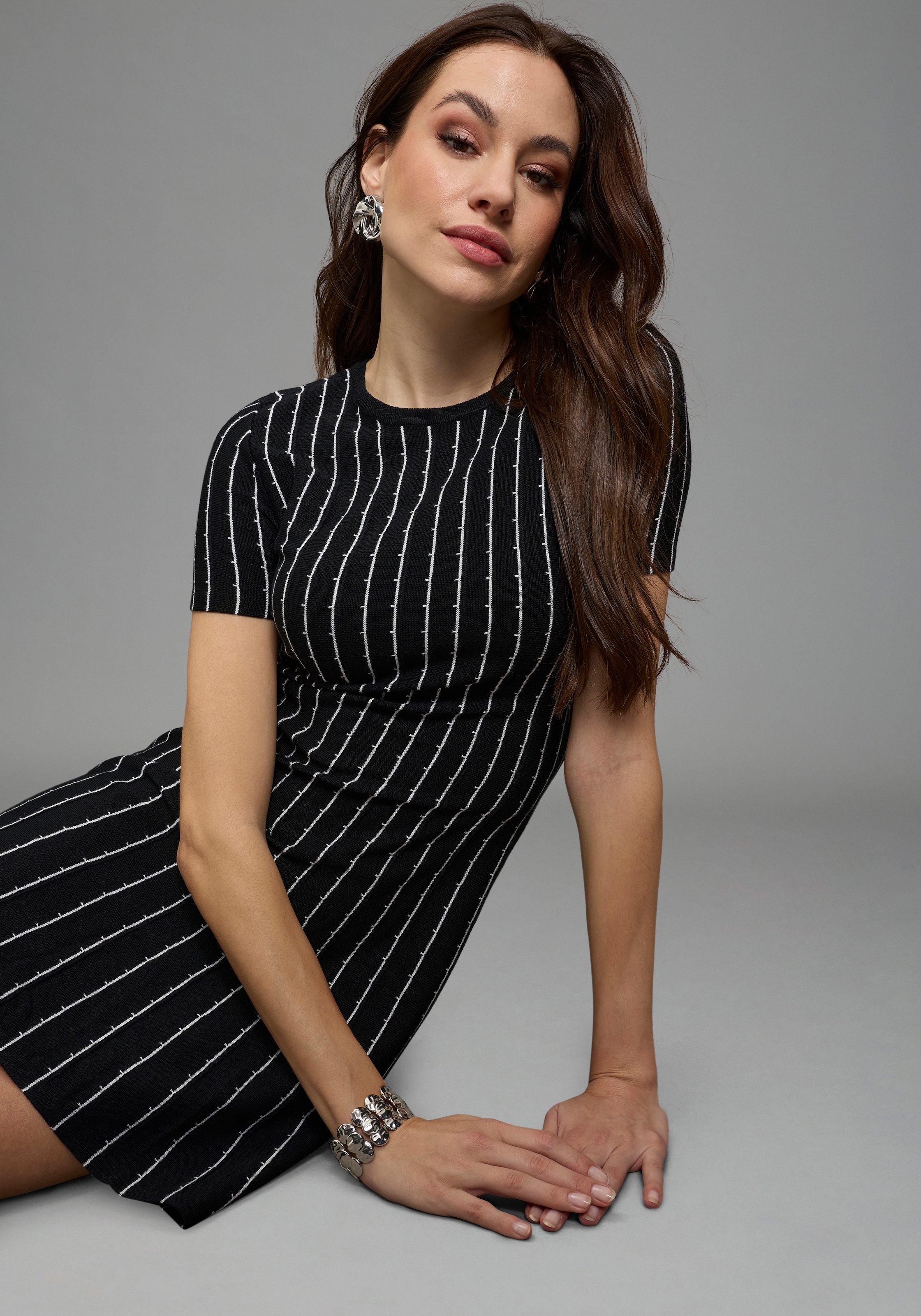 Bruno Banani Strickkleid mit monochromen, vertikalen Streifen-Design