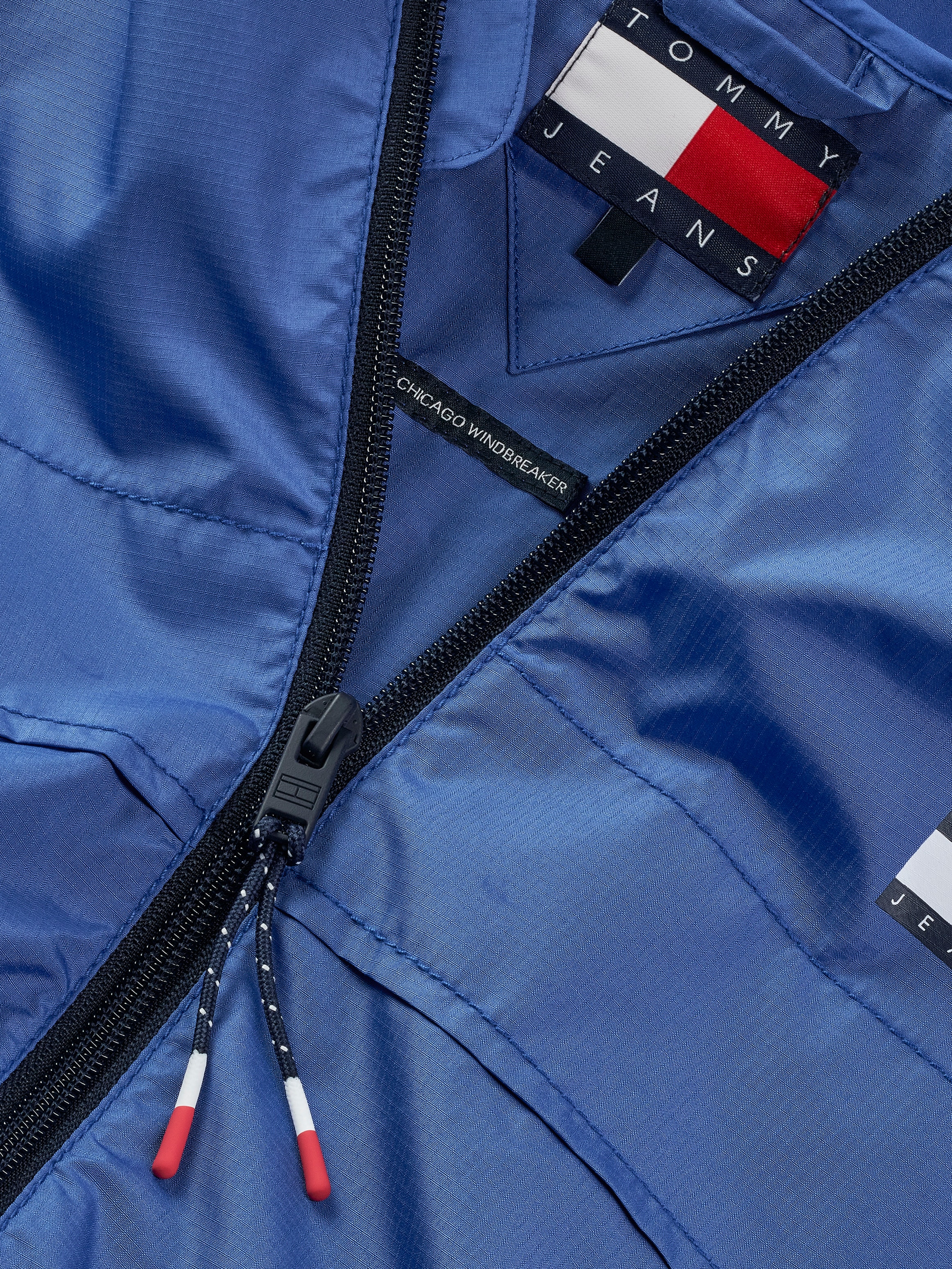 Tommy Jeans Outdoorjacke »TJM LW CHICAGO JACKET«, mit Kapuze, mit Logoprägung