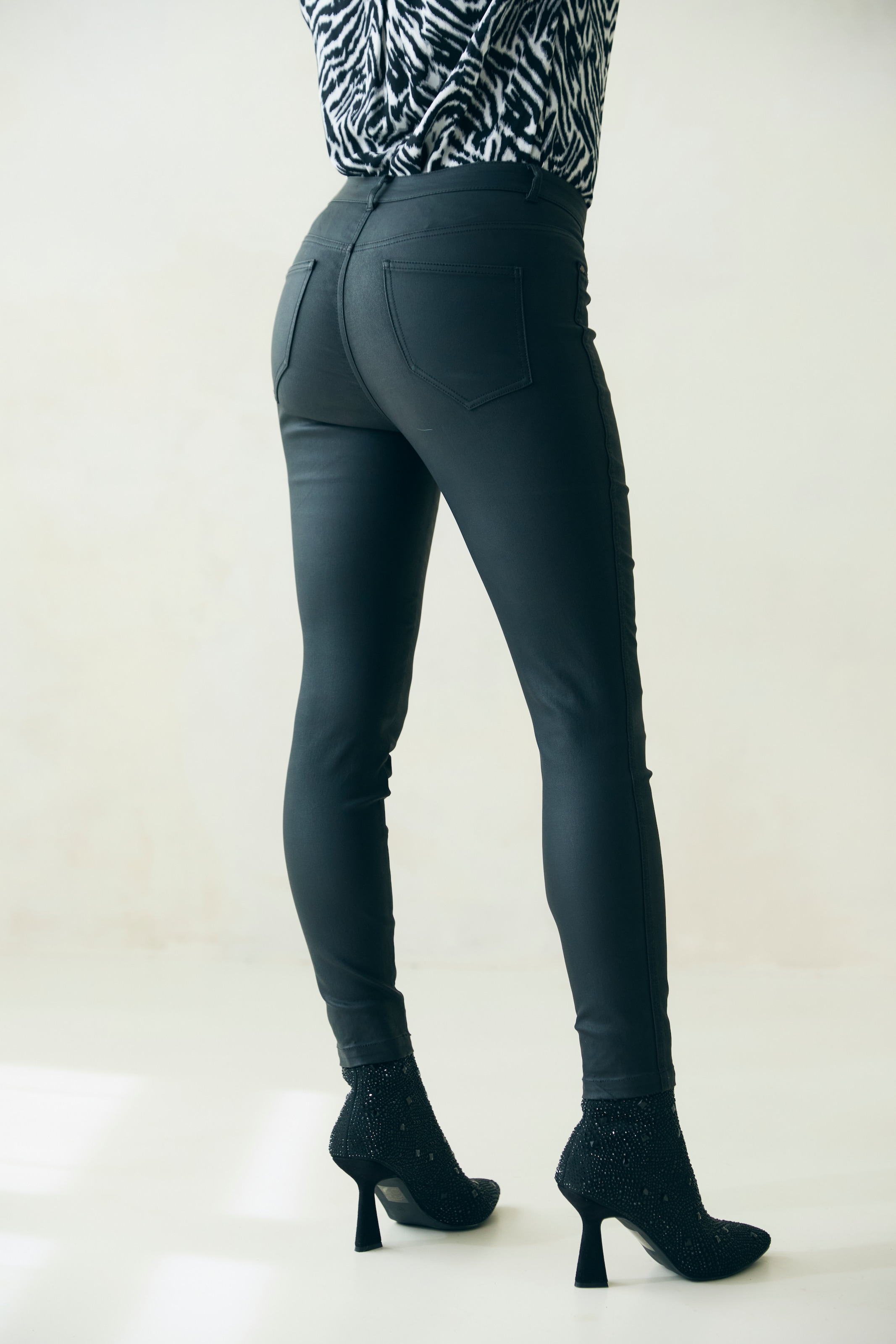 LASCANA Lederimitathose, in schmaler Passform, figurbetonte Jeggings mit Stretchanteil