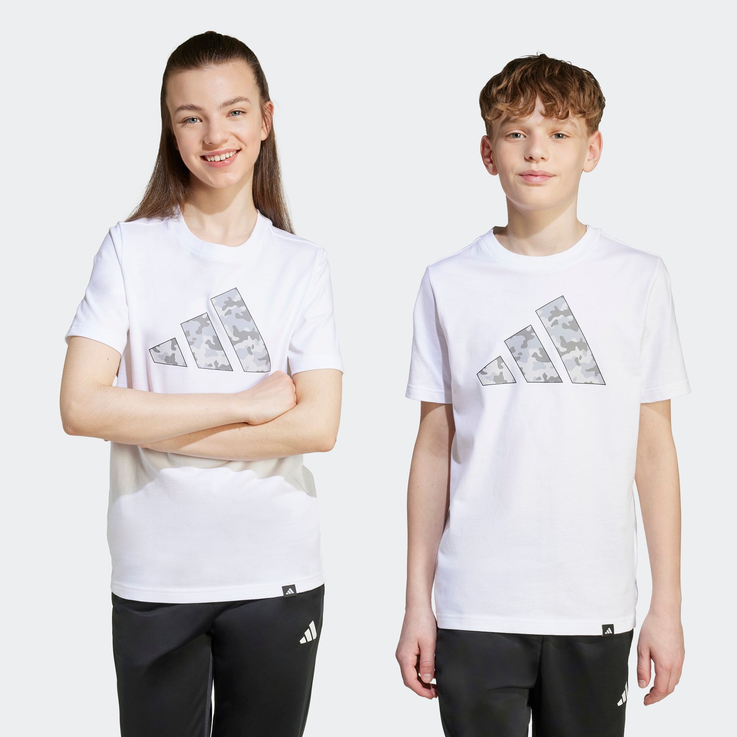 adidas Sportswear T-Shirt "MIT CAMOUFLAGE-GRAFIK FÜR KINDER" sportlicher Stil, kurze Ärmel, reguläre Passform, aus Baumwolle