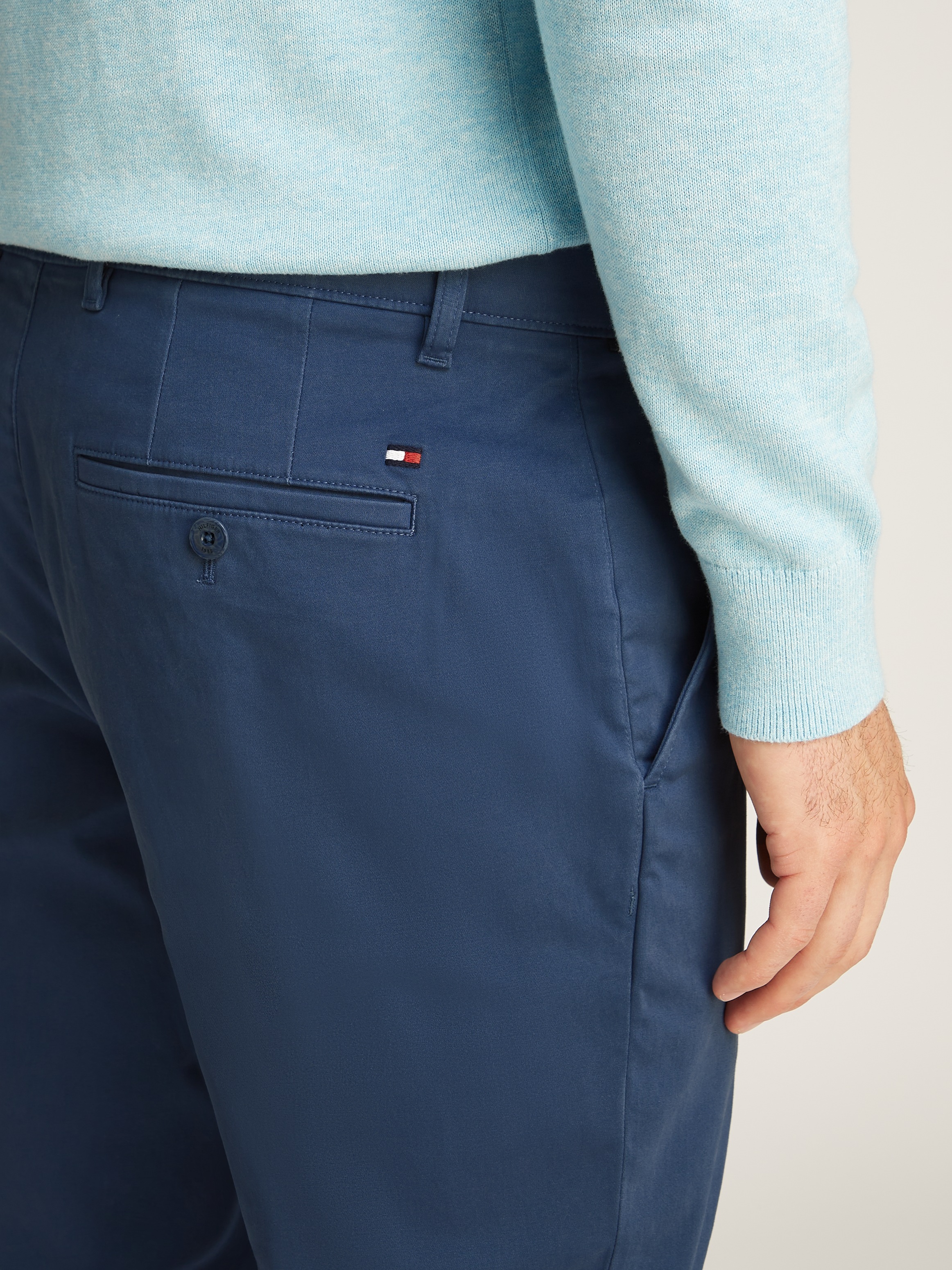 Tommy Hilfiger Chinohose »DENTON CHINO SATIN«, mit Gesäßtaschen mit Knopf, Logostickerei