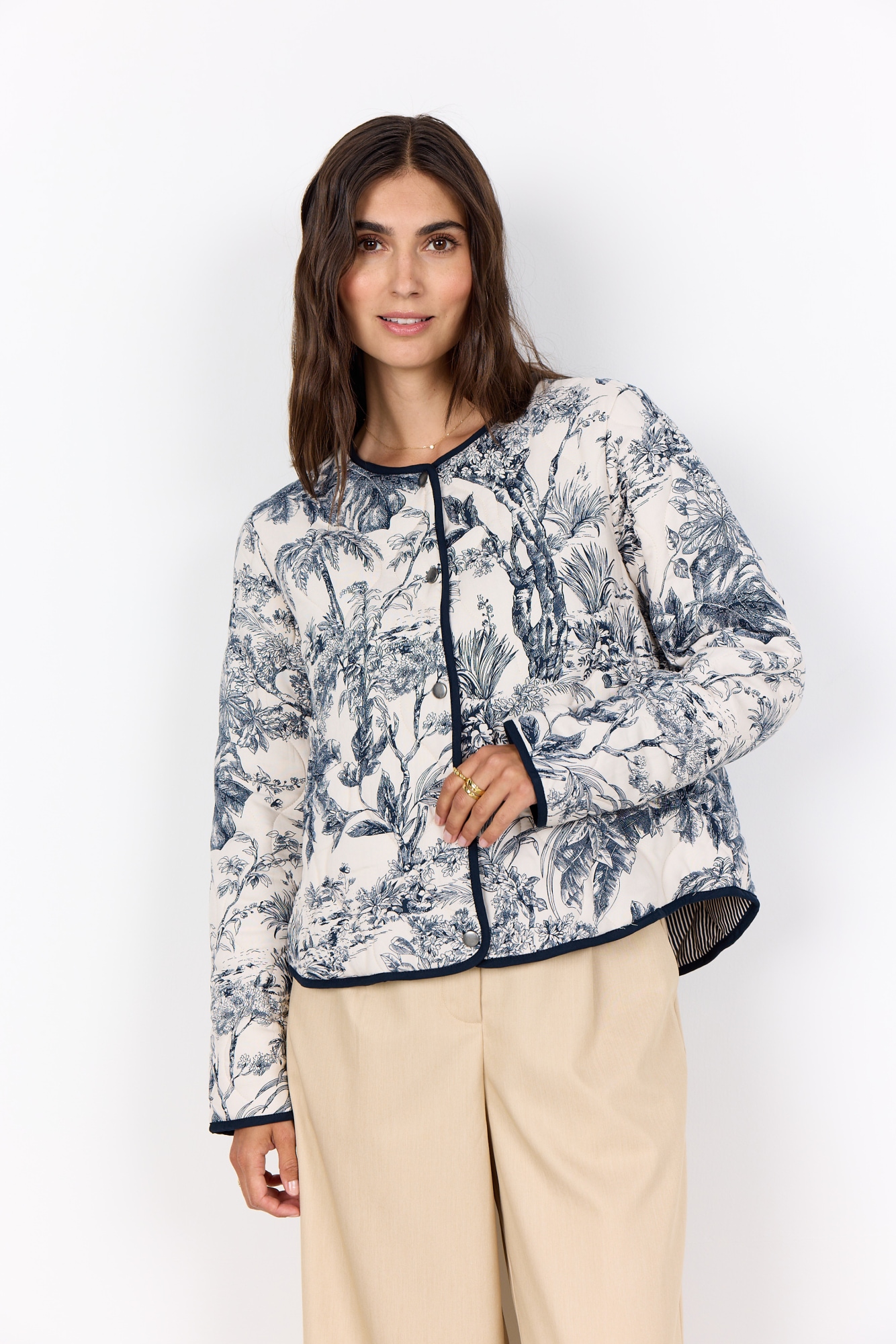 soyaconcept Kurzjacke "SC-CARLI 3" aus Viskose, hüftlange Passform, mit Knopfverschluss, gemusterte Optik