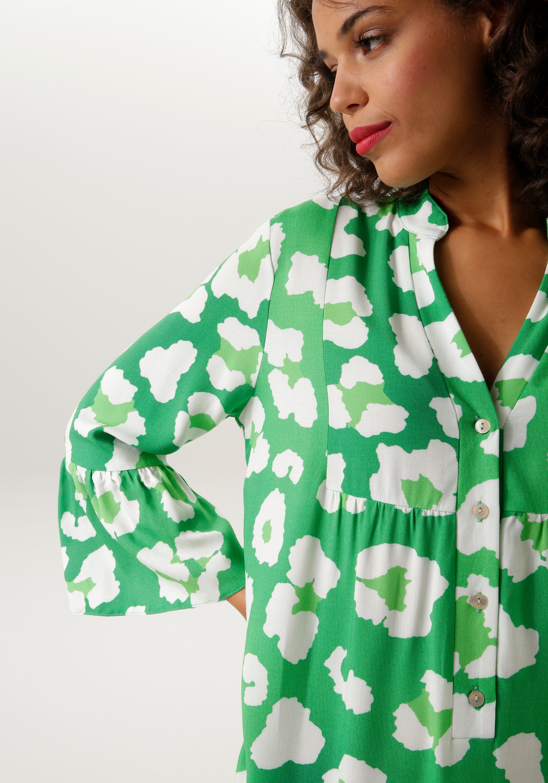 für | BAUR kaufen bedruckt farbenfrohen, graphischen Aniston Tunikakleid, mit Blüten CASUAL