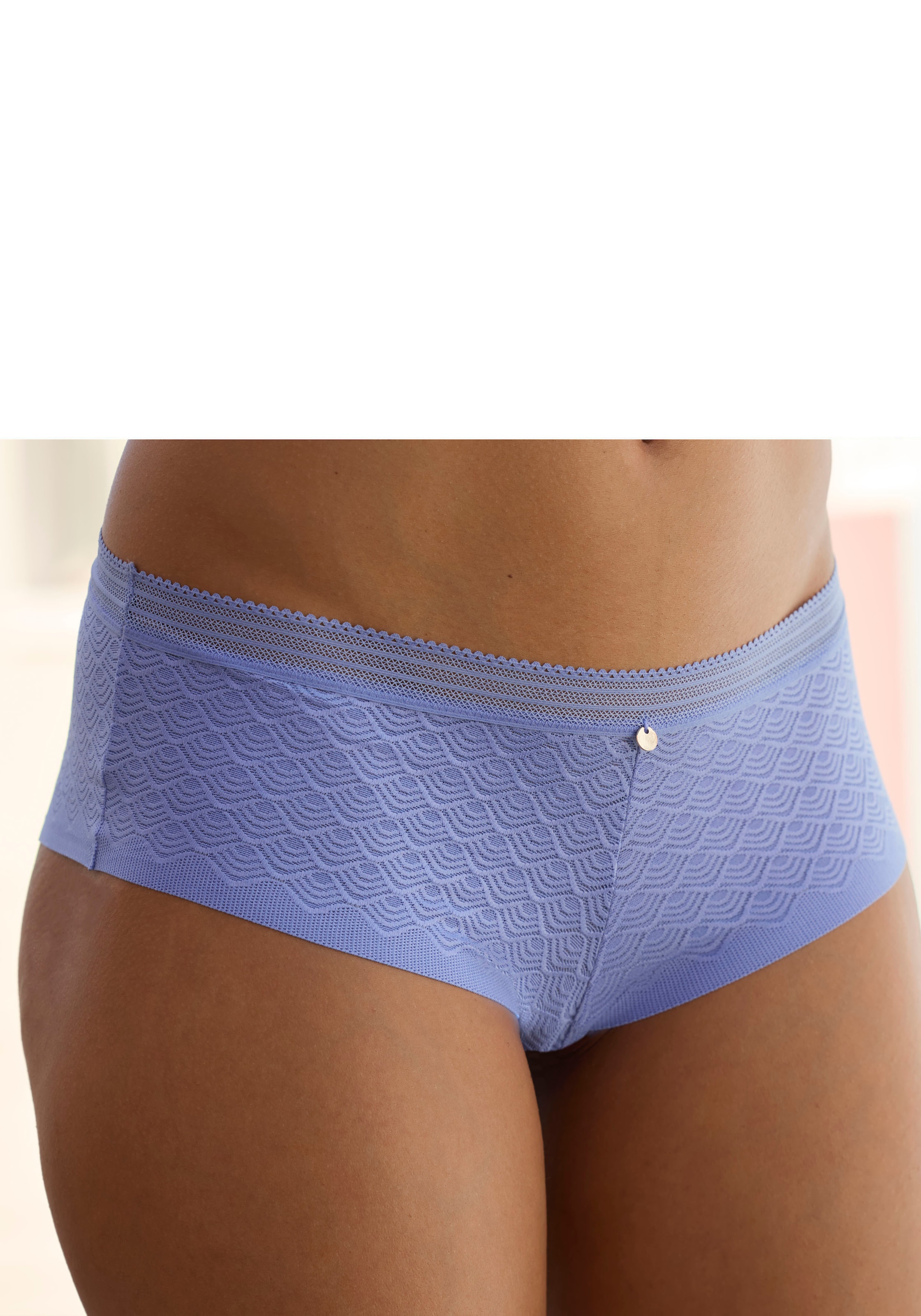 LASCANA Panty, aus Spitze in moderner Optik mit extraflachen Kanten
