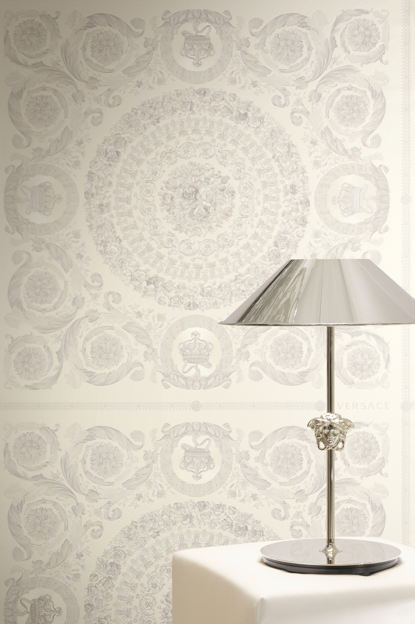 Versace Vliestapete »Versace 6 Heritage –« 3D-Optik | Barock | Motiv geprägt Opulentes Medaillon-Design mit Glanz & fein strukturierter Oberfläche