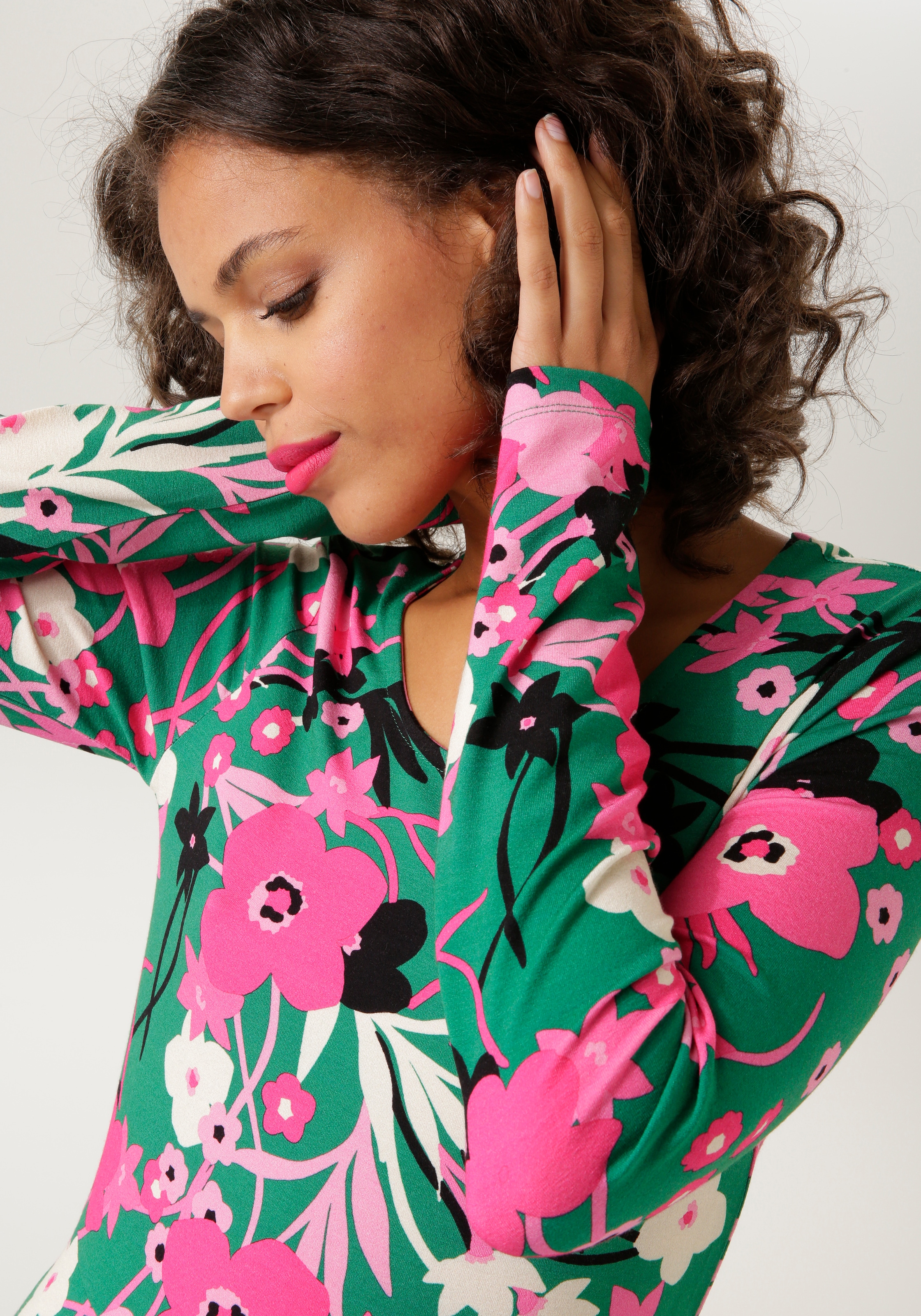Aniston CASUAL Jerseykleid, ein -jedes NEUE Teil bestellen Blumendruck mit Unikat trendfarbigen | - online KOLLEKTION BAUR