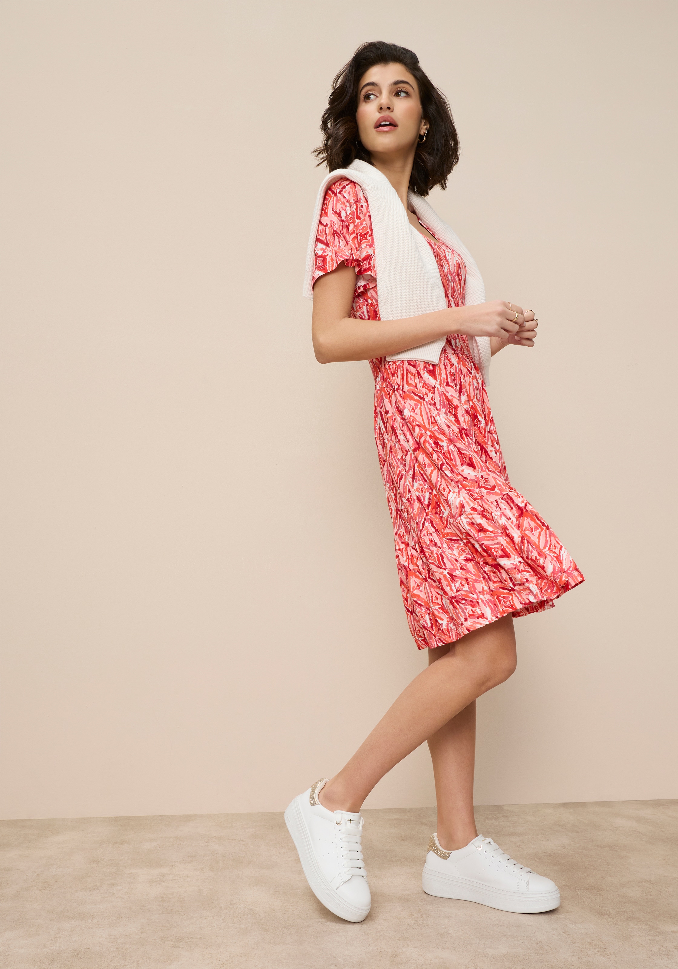 Tamaris Jerseykleid mit femininen, verspielten Design, aus elastischer Viskosemischung