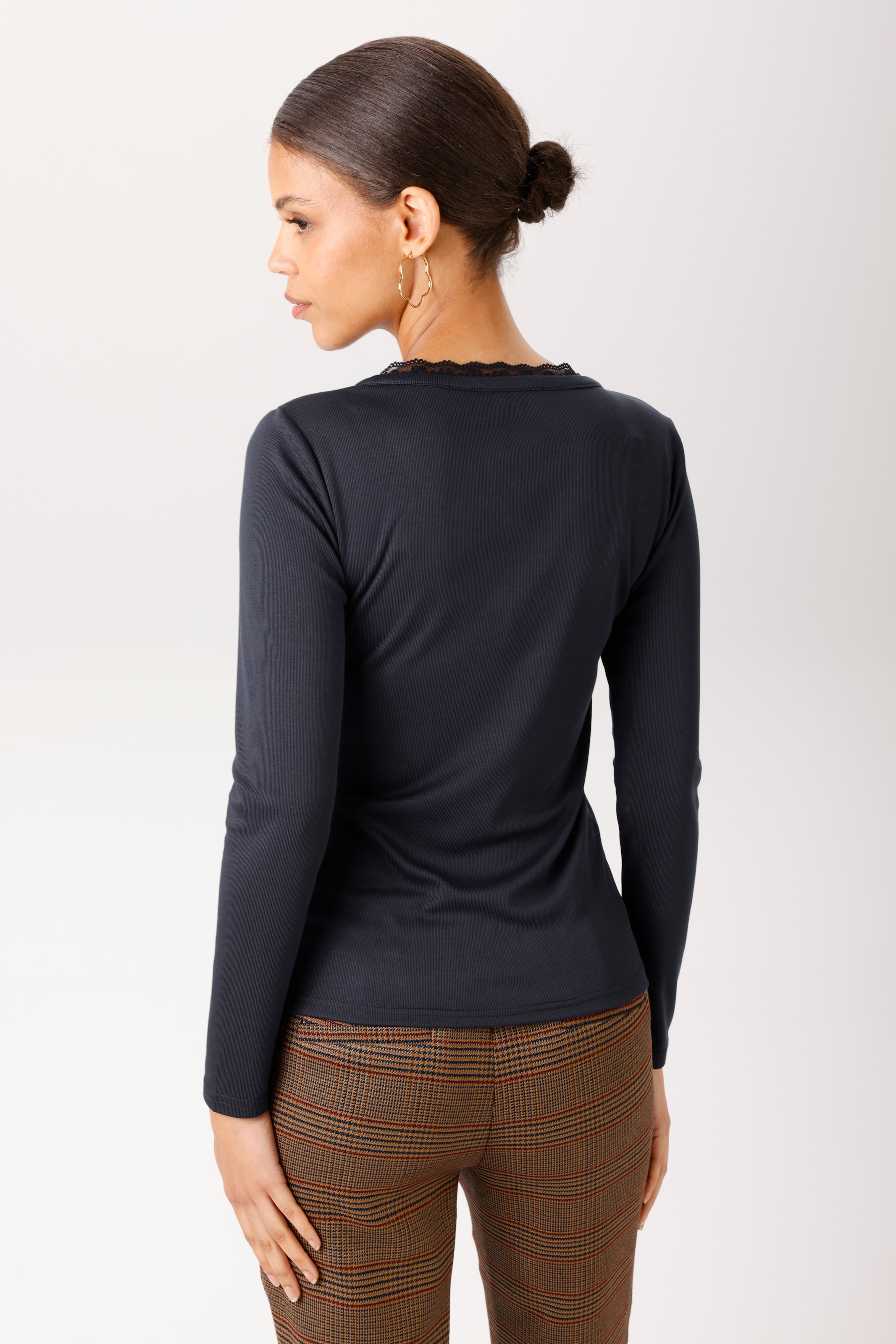 Aniston CASUAL Langarmshirt mit gewellter Spitze am Rundhals-Ausschnitt - NEUE KOLLEKTION