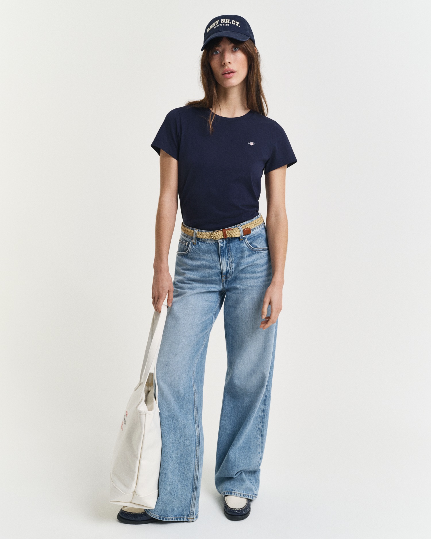 Gant T-Shirt »REG SHIELD KA T-SHIRT« mit einer kleinen aufgestickten Wappen-Grafik auf der Brust