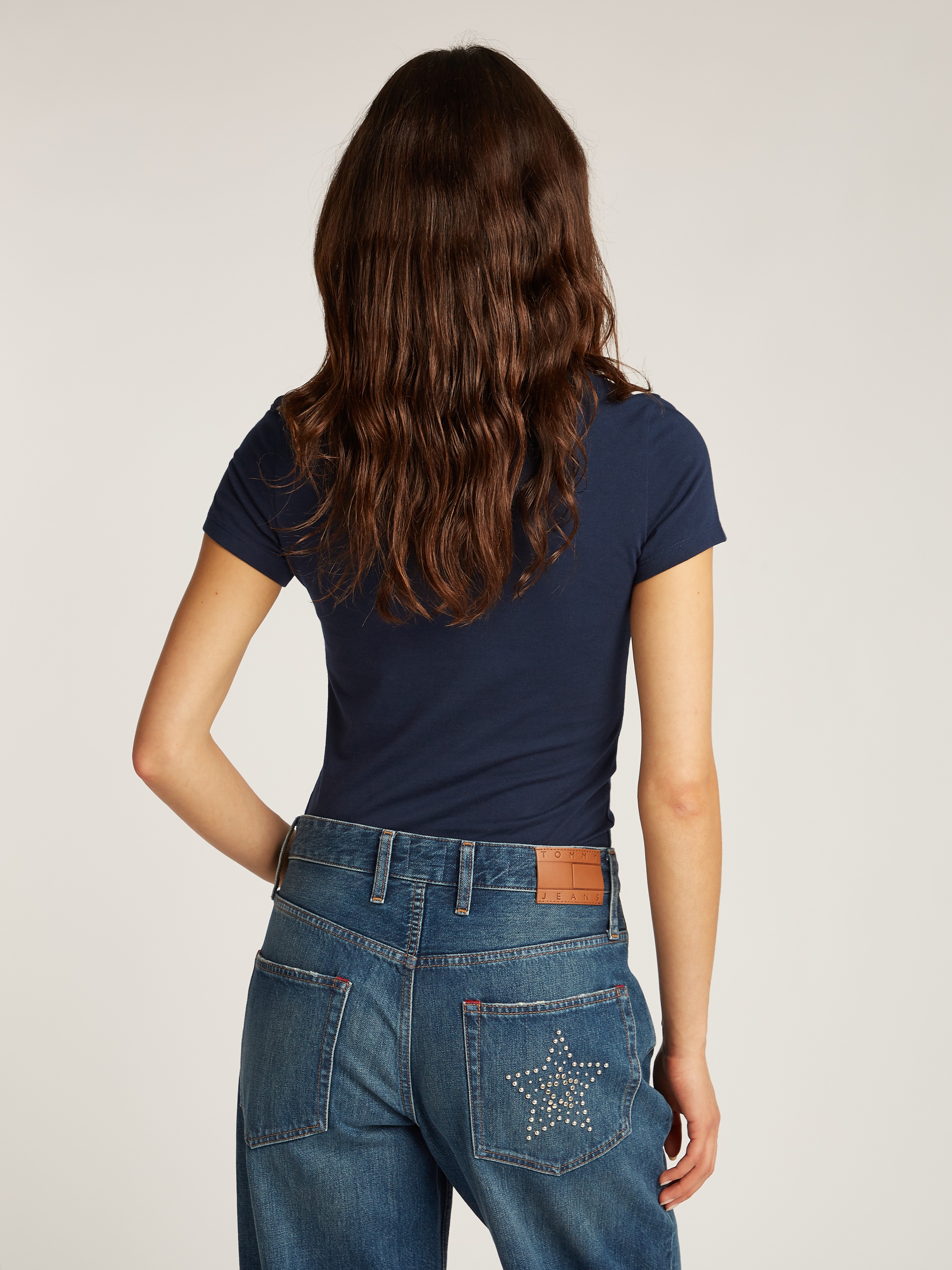Tommy Jeans Curve Rundhalsshirt »Shirt TJW SLIM ESSENTIAL«, in Großen Größen, Logo-Print auf Brusthöhe, mit Logostickerei