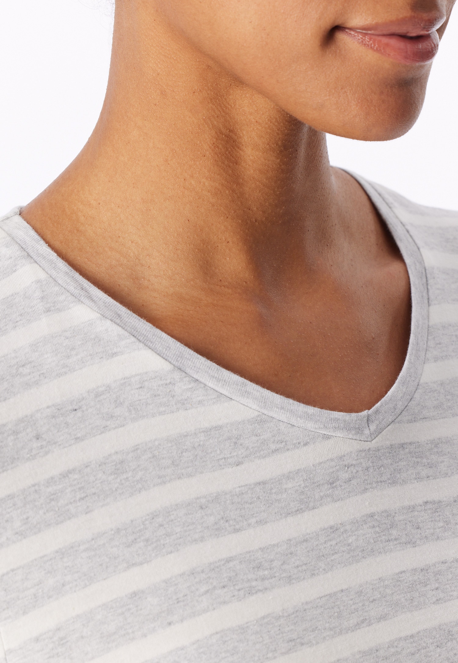 Schiesser Nachthemd »Casual Essentials« Packung,  Außentaschen mit leichtem V-Ausschnitt