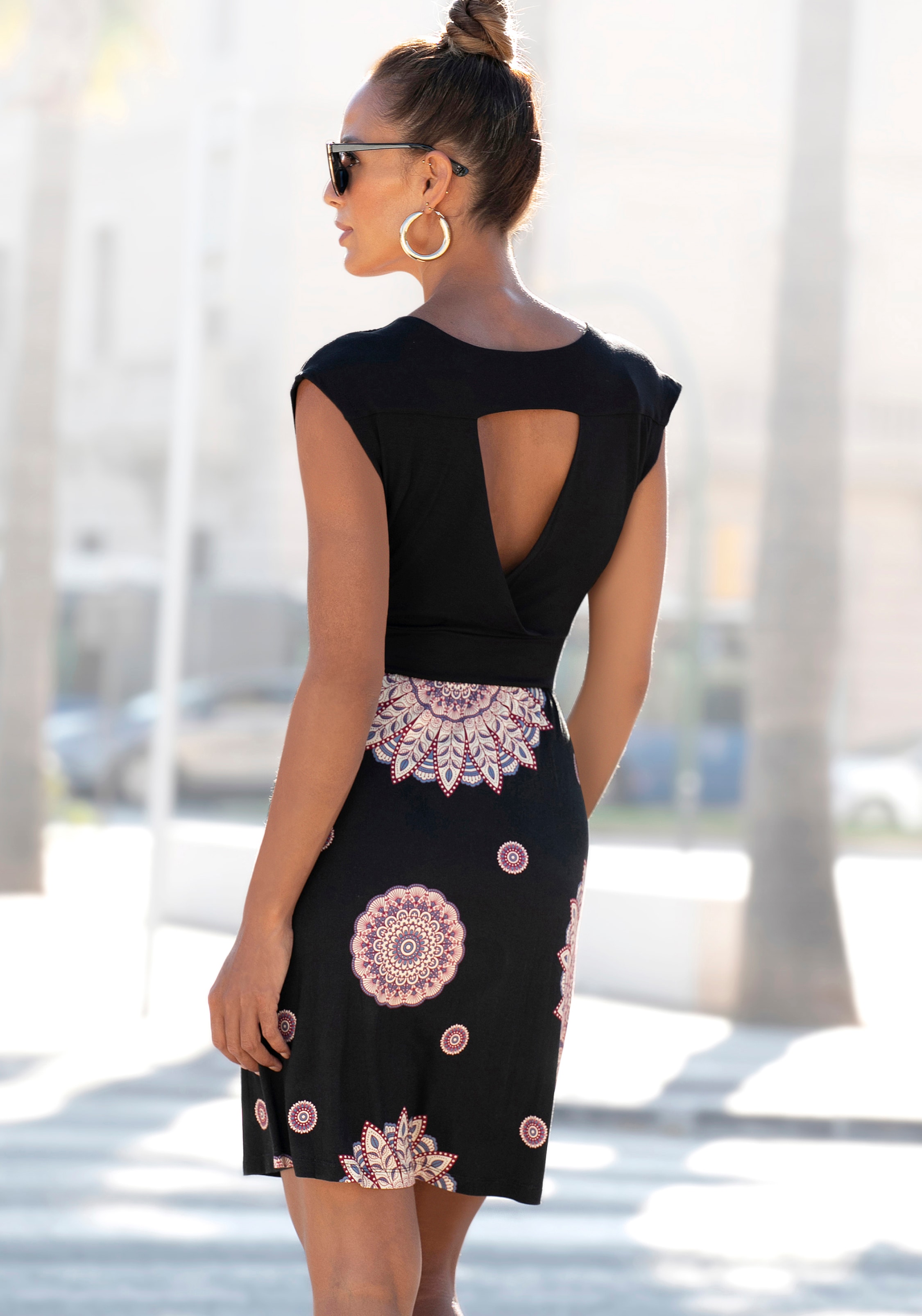 Beachtime by Lascana Jerseykleid "mit Rückenausschnitt, Oberteil in Wickeloptik mit V-Ausschnitt" Ohne Taschen Sommerkleid, leichtes Strandkleid, Druckkleid mit Ethnomuster