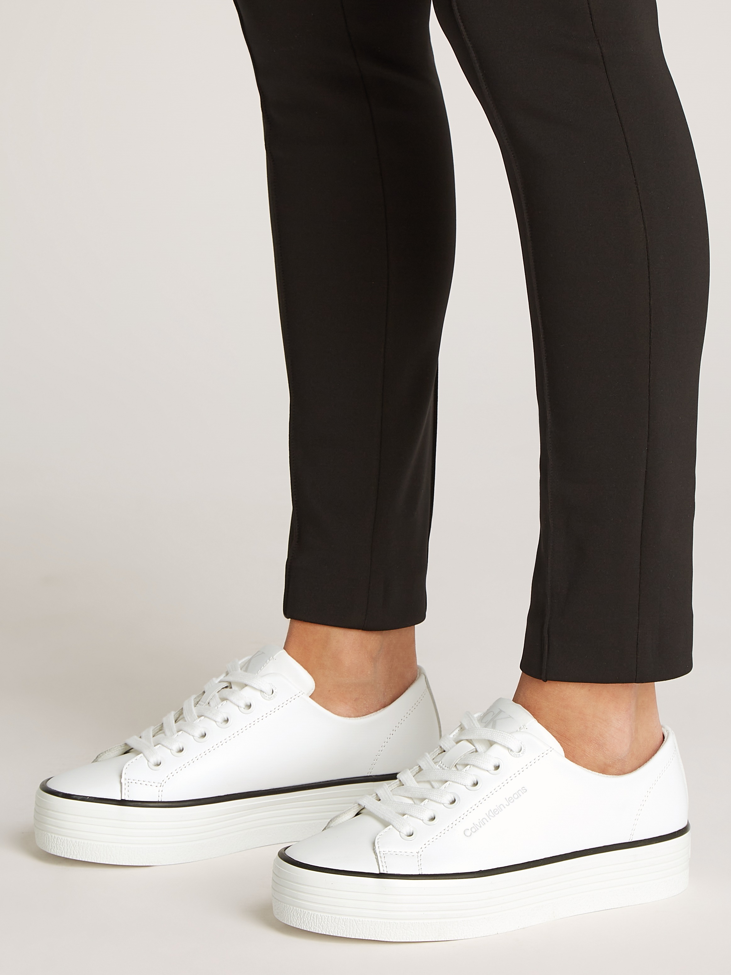 Calvin Klein Jeans Sneaker »BOLD VULC FLATF LOW LTH IN«, Halbschuh, Schnürschuh, Freizeitschuh mit CK-Logo an der Ferse
