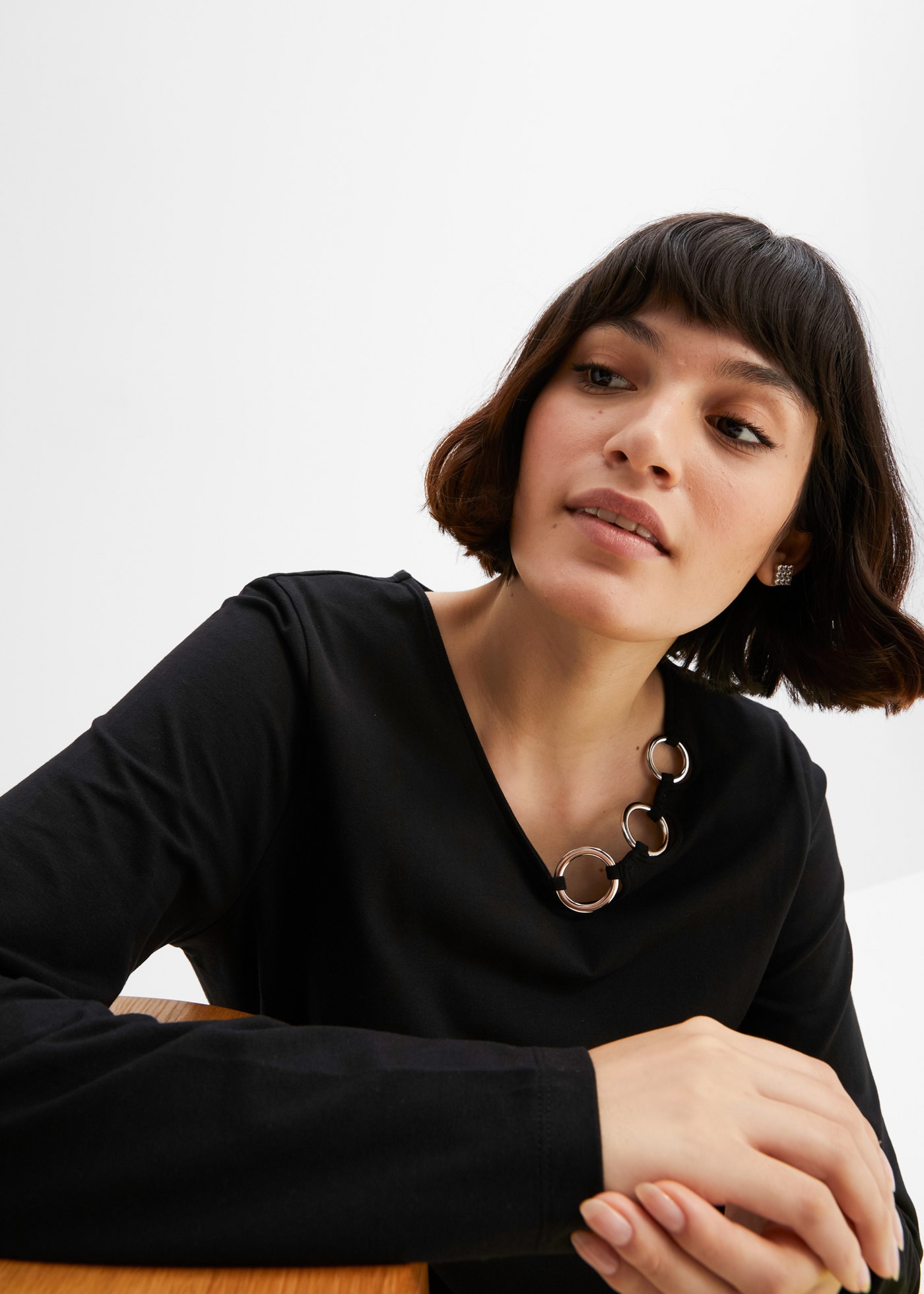 bonprix Langarmshirt bequeme Passform, Langarm-Design, mit Ösen-Details