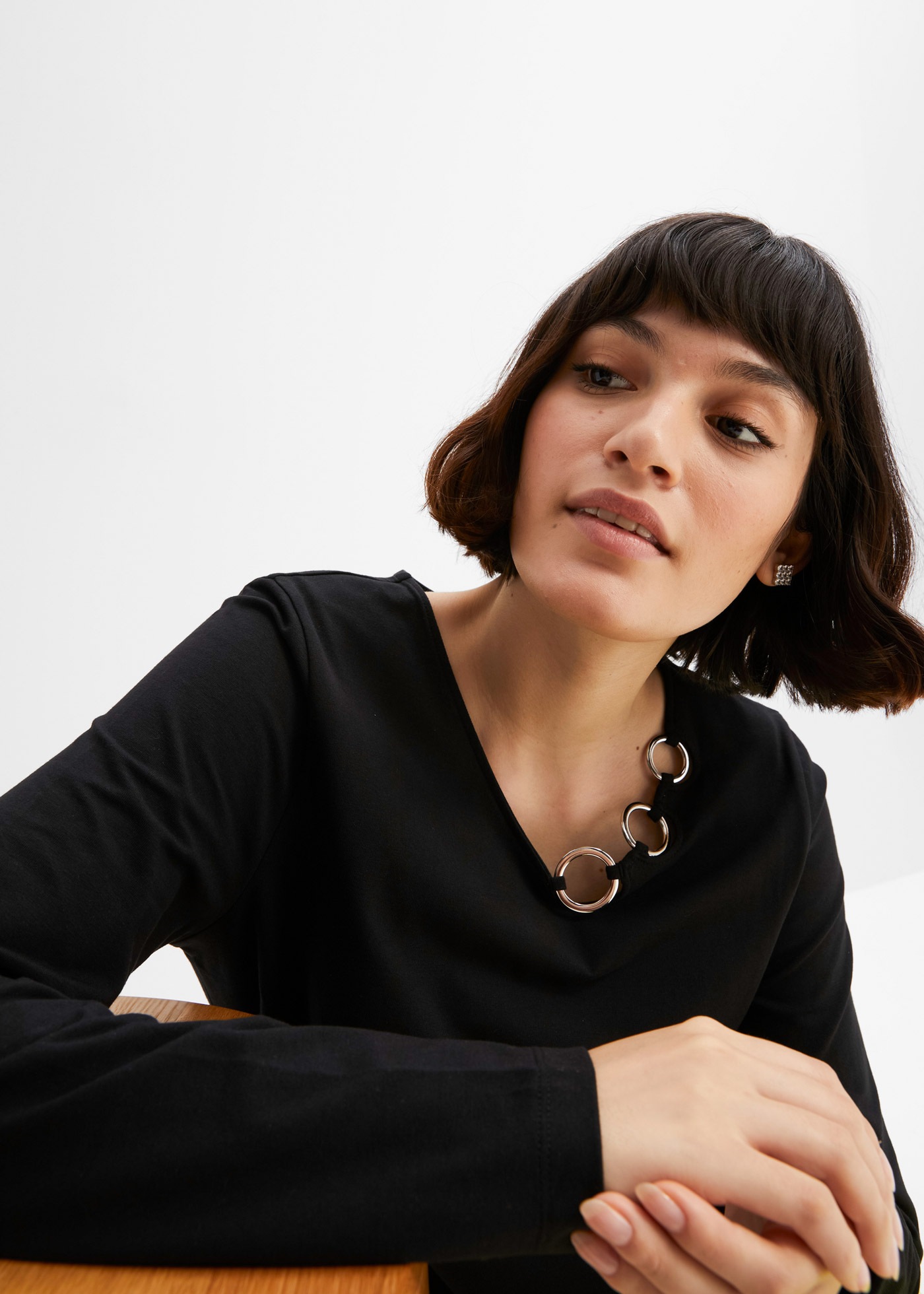 Thumbnail - bonprix Langarmshirt bequeme Passform, Langarm-Design, mit Ösen-Details