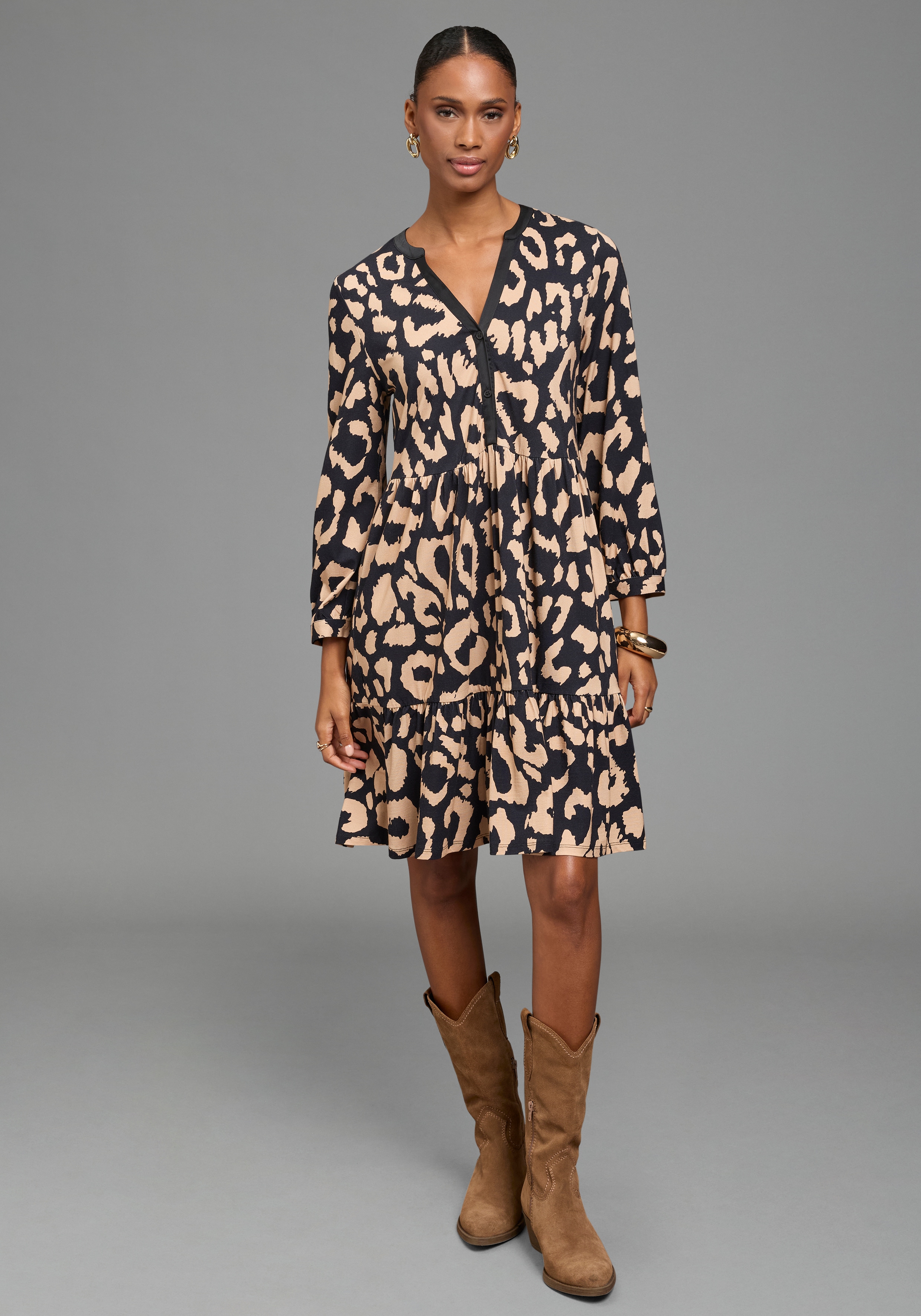 Bruno Banani Jerseykleid "mit Satin-Ausschnitt und Stufenrock" Ohne Taschen im Animal-Look, kniefrei, 3/4 Ärmel