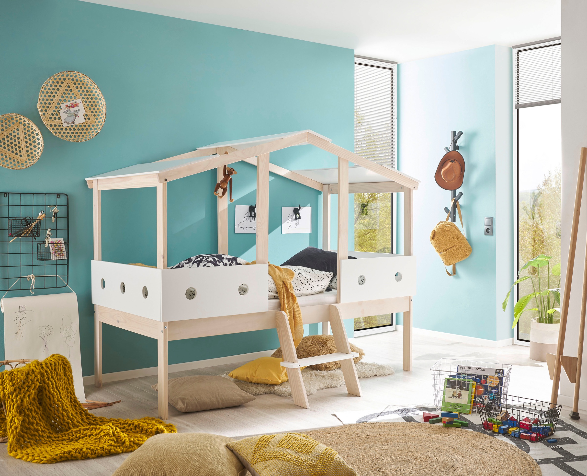 Begabino Hausbett »Cortino Bett, Kinderbett mit Leiter auf Stelzen«, mit Dachgestell und runden Aussparungen in den Bettseiten