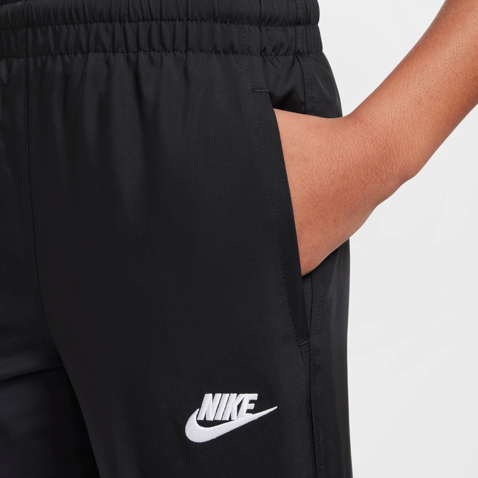 Nike Sportswear Sporthose »K NSW CLUB WVN JGGR LBR«  aus Polyester, für Jugendliche, sportlicher Stil, leichtes Material